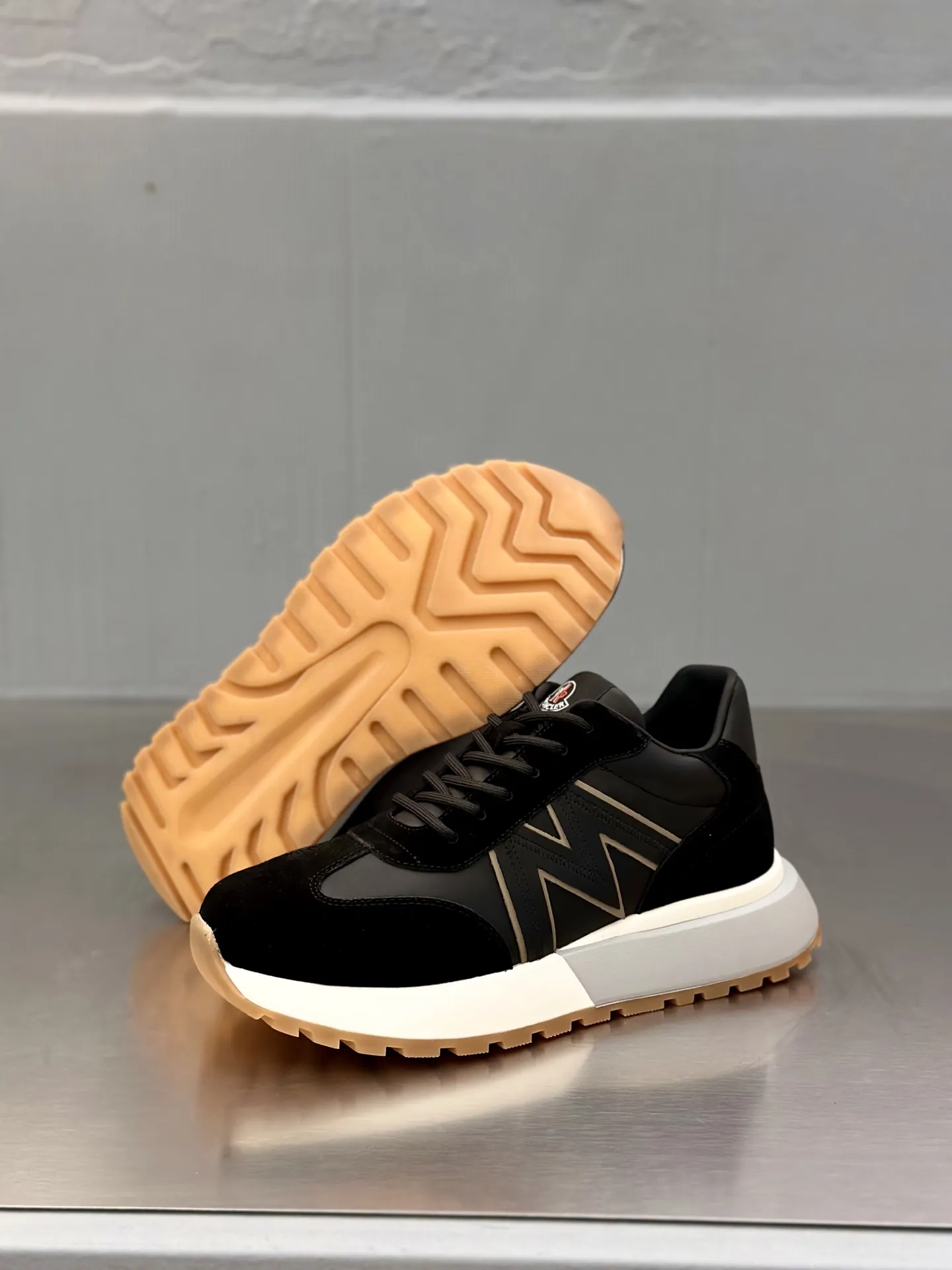 P370 Moncler蒙口 男鞋运动鞋,进口透气网面、氯丁橡胶 各种材质拼接打造，鞋面采用鞋带和橡胶嵌件设计，后跟Moncler标志，大底采用TPU+橡胶+高弹橡胶发泡组合成型，具有高弹性高耐磨性，提高舒适性，无论是鞋面还是颜色设计都值得入手！Size：39-44（38 45定做）