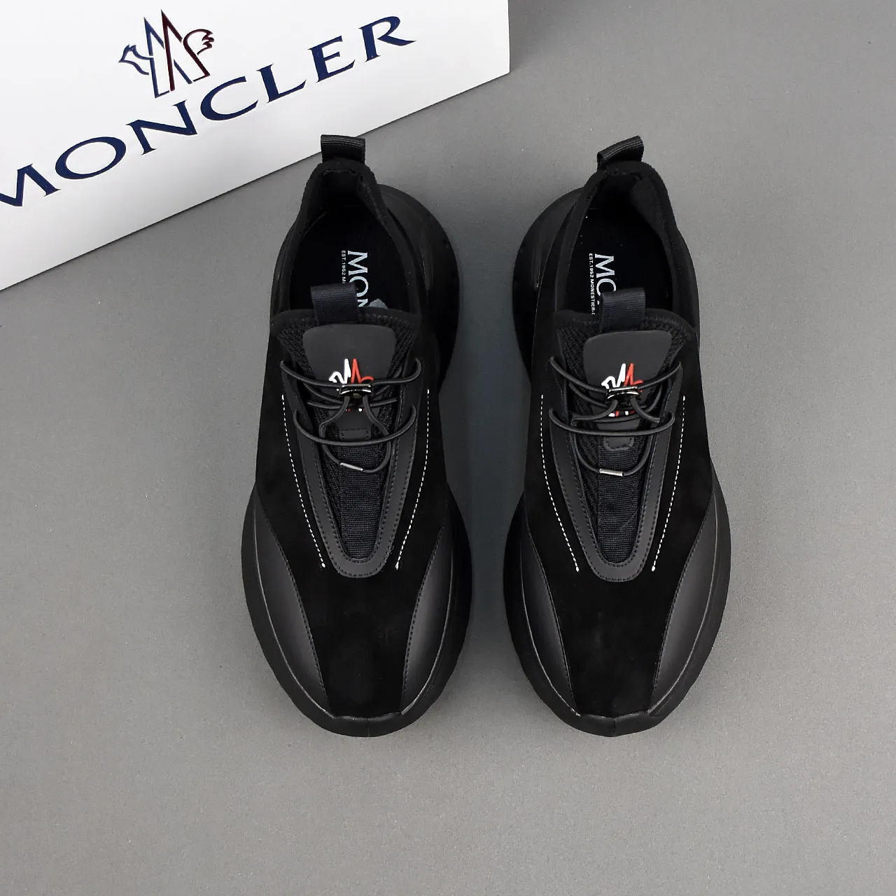 PP290👟👟👟 Moncler蒙口男士户外系带运动鞋,具有舒适防滑性能,专为户外跑步或都市漫步而设。兼备创新、功能性与图形细节于一体,从高山氛围汲取灵感,诠释潮流时尚。多种原版材料拼接而成,鞋面采用鞋带和橡胶嵌件设计,大底采发泡超轻大底,具有高弹性高耐磨性,提高舒适性!39-44(38和45定做)7️⃣色可选