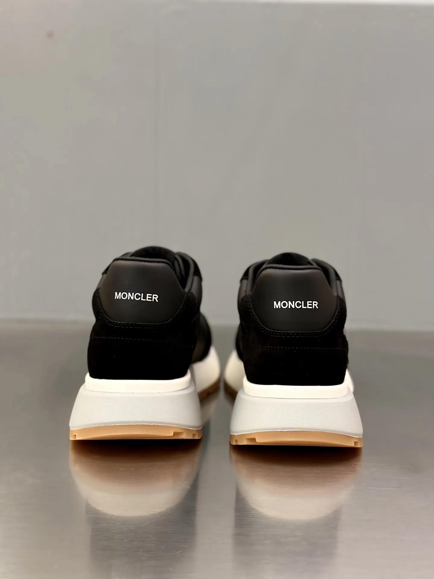 P370 Moncler蒙口 男鞋运动鞋,进口透气网面、氯丁橡胶 各种材质拼接打造，鞋面采用鞋带和橡胶嵌件设计，后跟Moncler标志，大底采用TPU+橡胶+高弹橡胶发泡组合成型，具有高弹性高耐磨性，提高舒适性，无论是鞋面还是颜色设计都值得入手！Size：39-44（38 45定做）