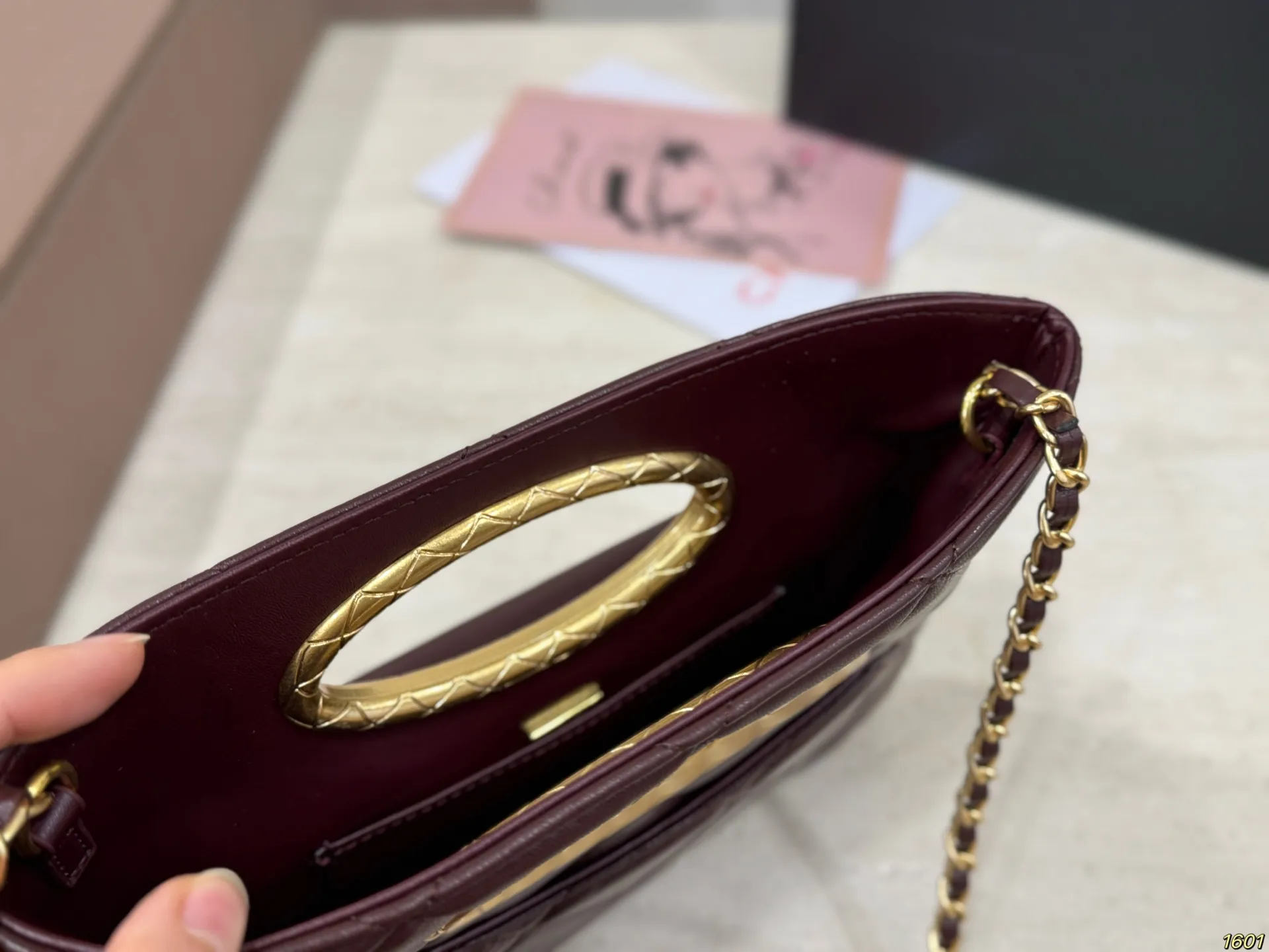 ¥145配盒 CHANEL香奈儿新款手提晚宴包 这款精致的外观和优雅的设计让人一眼难忘 精美的菱格纹路与金色双C标志点缀 无不透露出低调的千金风范 简约而不简单 尺寸24 19