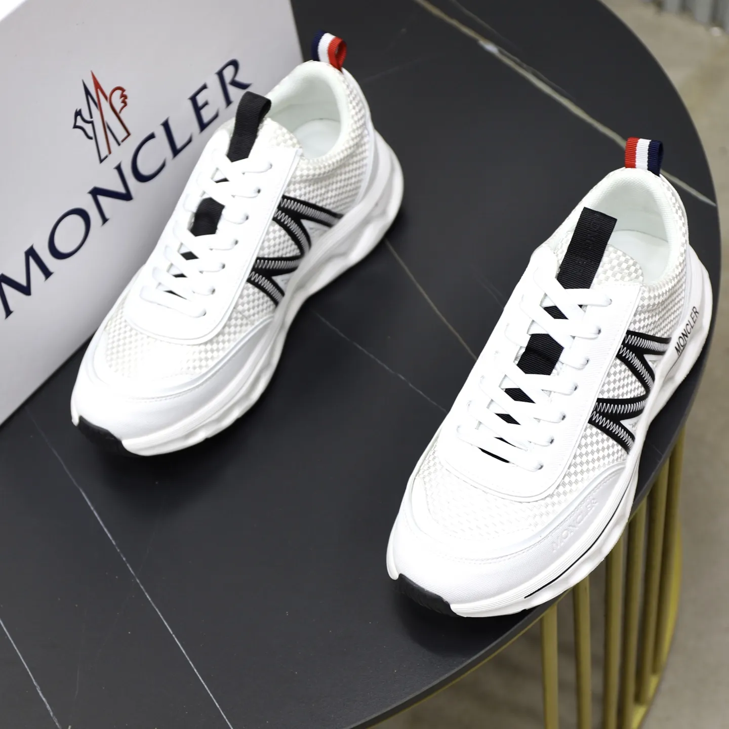 出厂价：230💰【MONCLER】盟可睐(蒙口) -鞋面：品牌布匹拼接皮料车 -内里：舒适透气 -大底：原版轻便柔软耐磨大底 -超高品控&middot;做工精细：凸显(高端&middot;贵气&middot;档次) -Size ：39-44（45可订做)