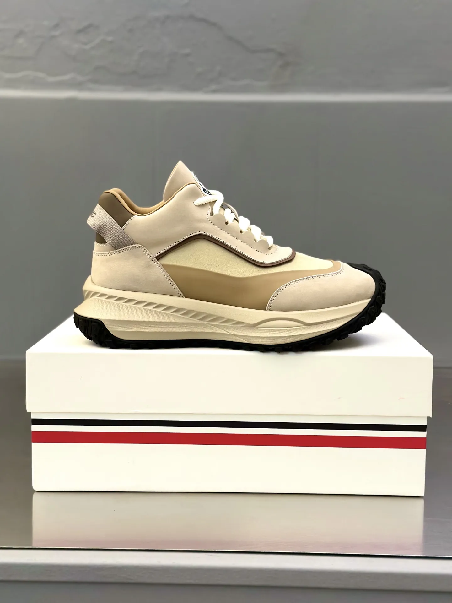 P410 Moncler蒙口 男鞋运动鞋,进口透气网面、氯丁橡胶 各种材质拼接打造,鞋面采用鞋带和橡胶嵌件设计,后跟Moncler标志,大底采用TPU+橡胶+高弹橡胶发泡组合成型,具有高弹性高耐磨性,提高舒适性,无论是鞋面还是颜色设计都值得入手!Size:39-44(38 45定做)