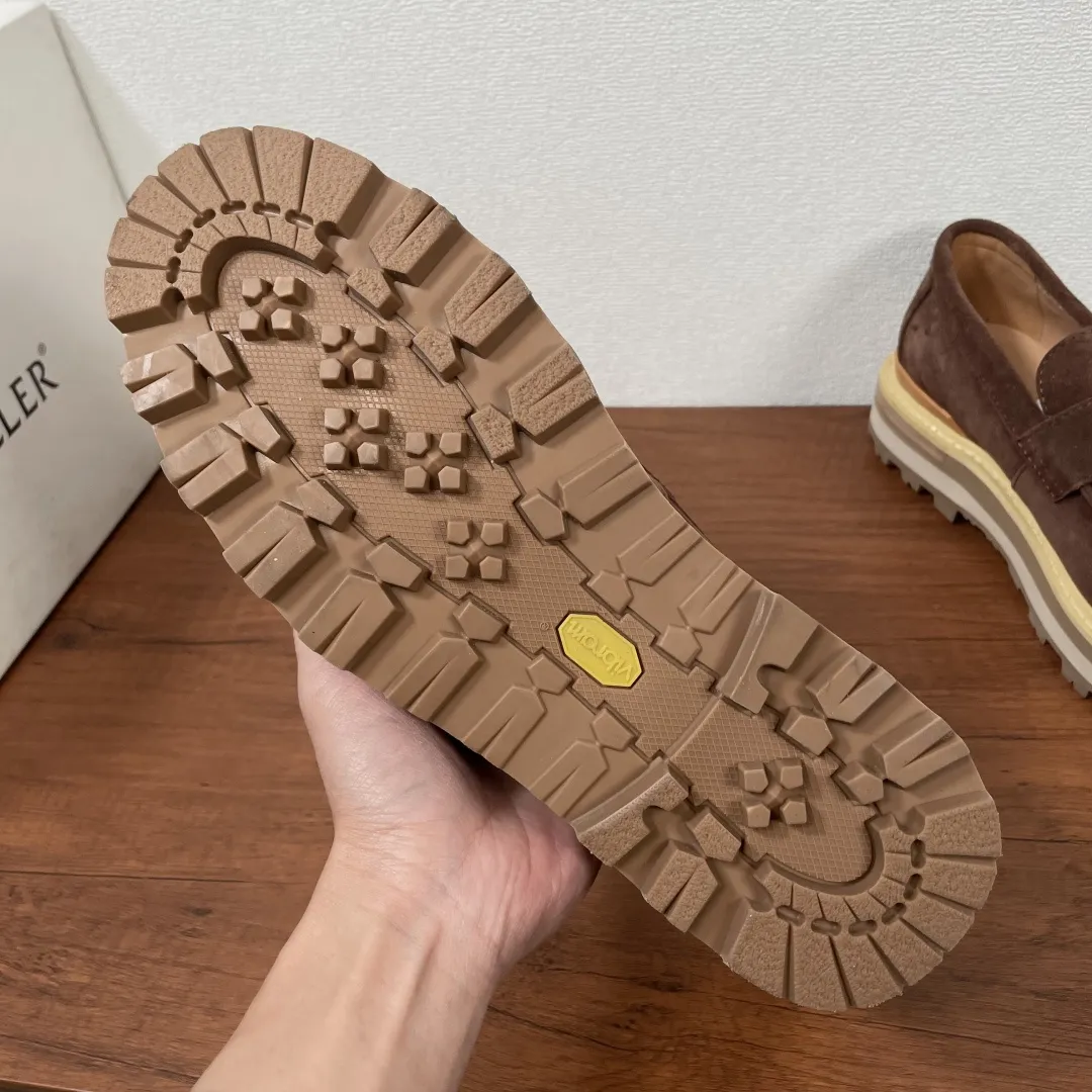 Moncler/蒙口 男士新款皮革厚底乐福鞋 这款乐福鞋选用小牛皮和反绒牛皮革打造，搭配EVA中底和轮胎纹橡胶外底，厚度达4cm，撷取新颖的现代方式重释传统便士乐福鞋，藉由研究、创新和风格表达，彰显别出心裁的厚底设计。同材质饰带饰以品牌专属徽标，鞋头盖配间面线卷边，搭配牛皮内里及烫银logo垫脚，尽显品牌格调，上脚舒适，增高有型，配全套原包装防尘袋！ 尺码：39-40-41-42-43-44 皮鞋码（38/45可定做但不支持退换货） 💰410