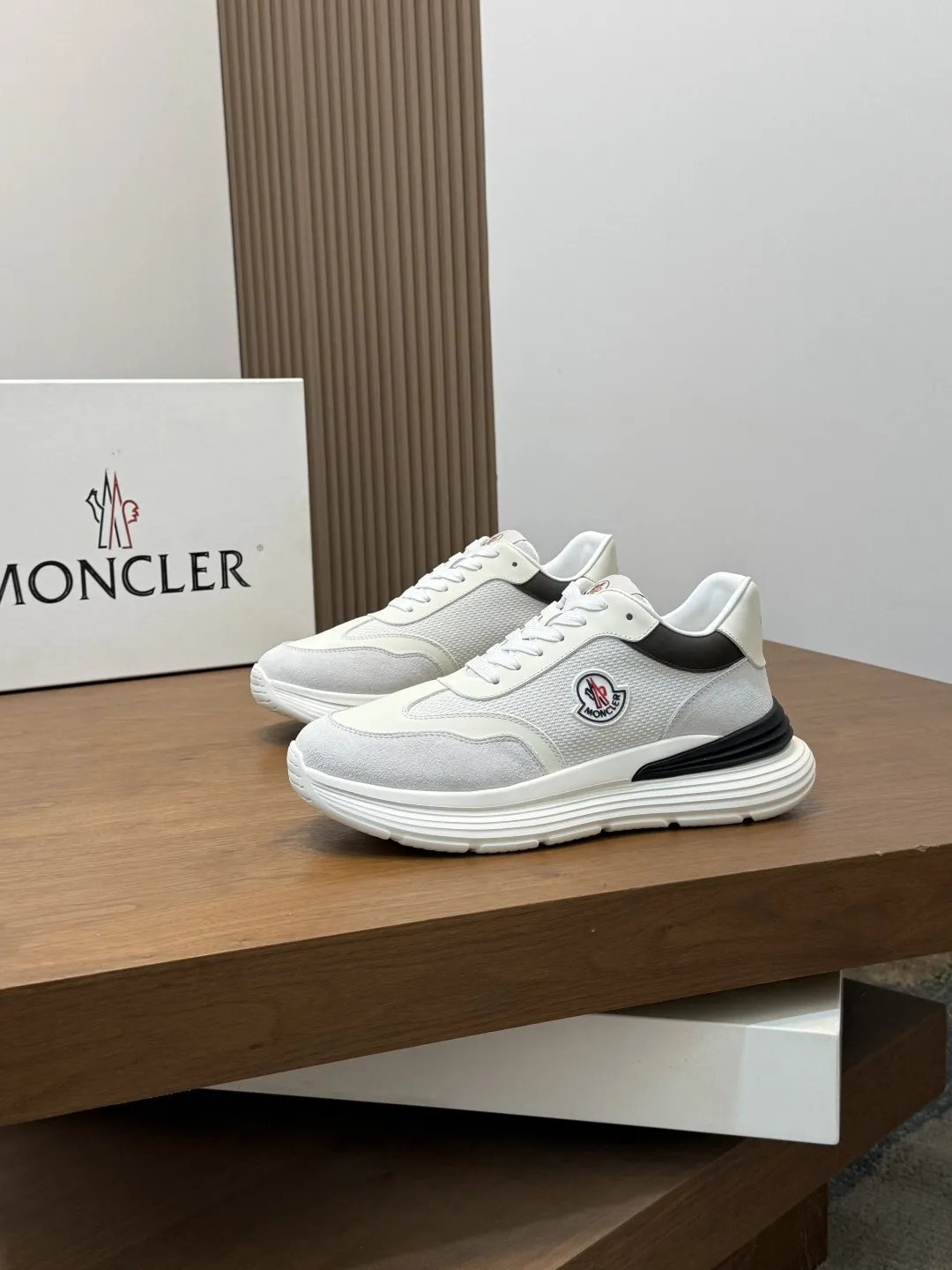 💰370 Moncler蒙口 男鞋运动鞋,进口透气网面、氯丁橡胶 各种材质拼接打造,鞋面采用鞋带和橡胶嵌件设计,后跟Moncler标志,大底采用TPU+橡胶+高弹橡胶发泡组合成型,具有高弹性高耐磨性,提高舒适性,无论是鞋面还是颜色设计都值得入手!Size:39-44(38 45定做)