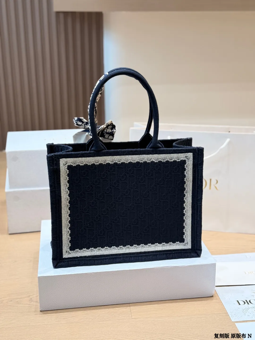 复刻版 原版布 p225 (配内胆) DIOR迪奥|Book tote购物袋 原版3D浮雕原版布 Dior 原版布提花 配内胆/丝巾/星星挂件 Dior book tote今年最喜欢的一款购物袋 tote我用的次数最多的包,因为容量超级大,不管什么东西都向里面放,当然凹造型也是必须有的,这款Dior老花是我最喜欢的颜色,柜台出了很多颜色及花型,最后挑了这个颜色 小号的精致有型 配折叠礼盒 尺寸 中号35cm