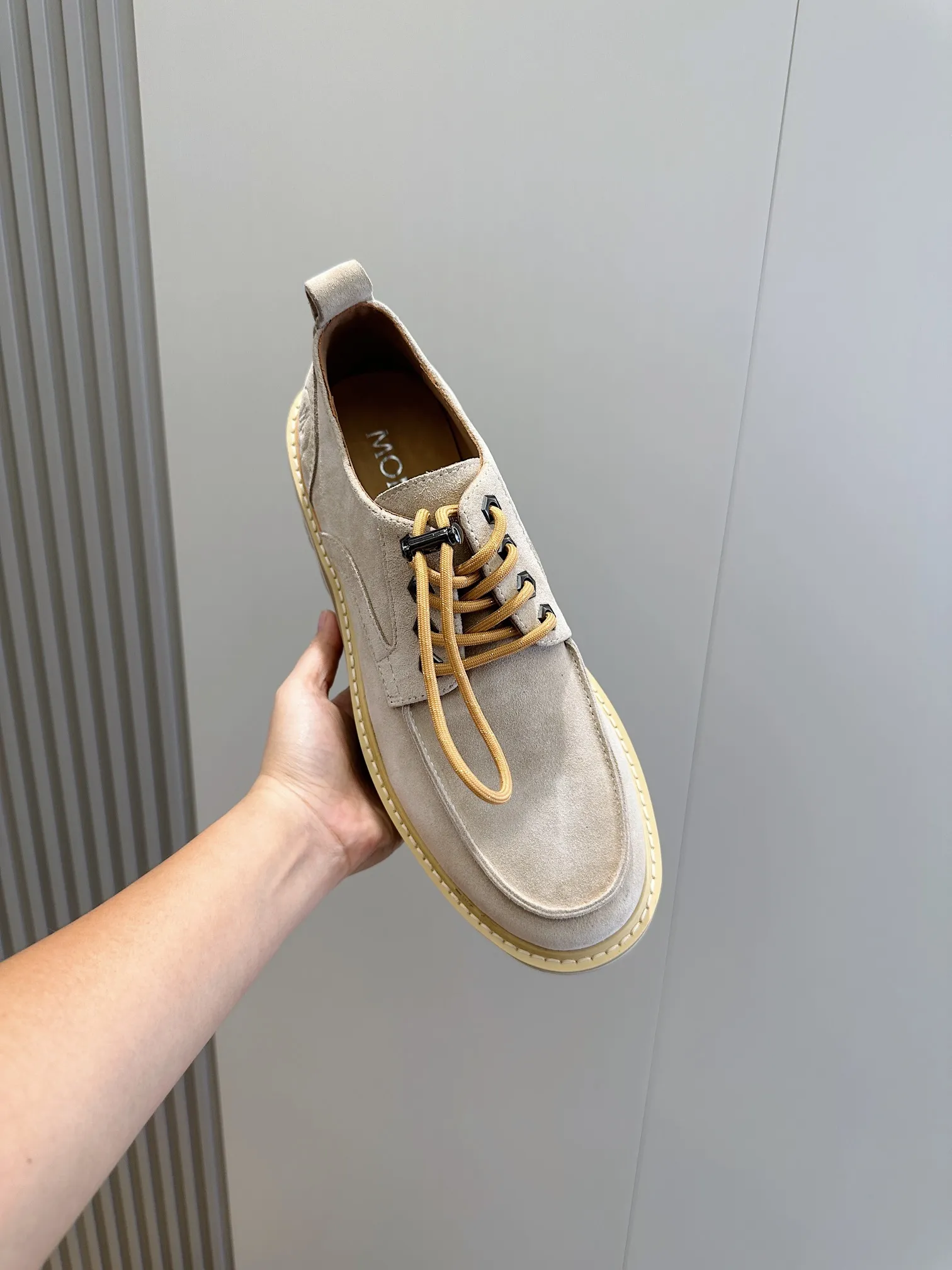 Moncler蒙口Peka City男士德比鞋 采用进口牛皮制成，可轻松演绎各种风格。这款德比鞋采用Vibran橡胶底面，令您在雨天湿滑的街道上亦步履从容。 牛皮内里(羊毛内里可以定做) Size :39-44(38.45定做) P410