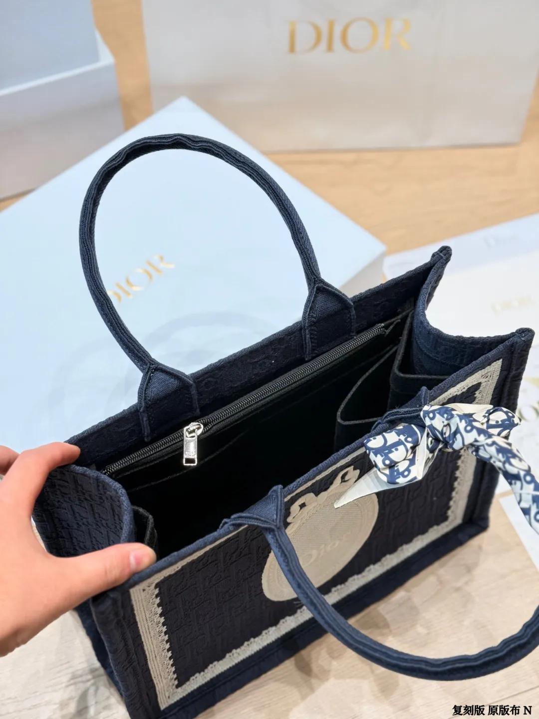 复刻版 原版布 p225 (配内胆) DIOR迪奥|Book tote购物袋 原版3D浮雕原版布 Dior 原版布提花 配内胆/丝巾/星星挂件 Dior book tote今年最喜欢的一款购物袋 tote我用的次数最多的包,因为容量超级大,不管什么东西都向里面放,当然凹造型也是必须有的,这款Dior老花是我最喜欢的颜色,柜台出了很多颜色及花型,最后挑了这个颜色 小号的精致有型 配折叠礼盒 尺寸 中号35cm