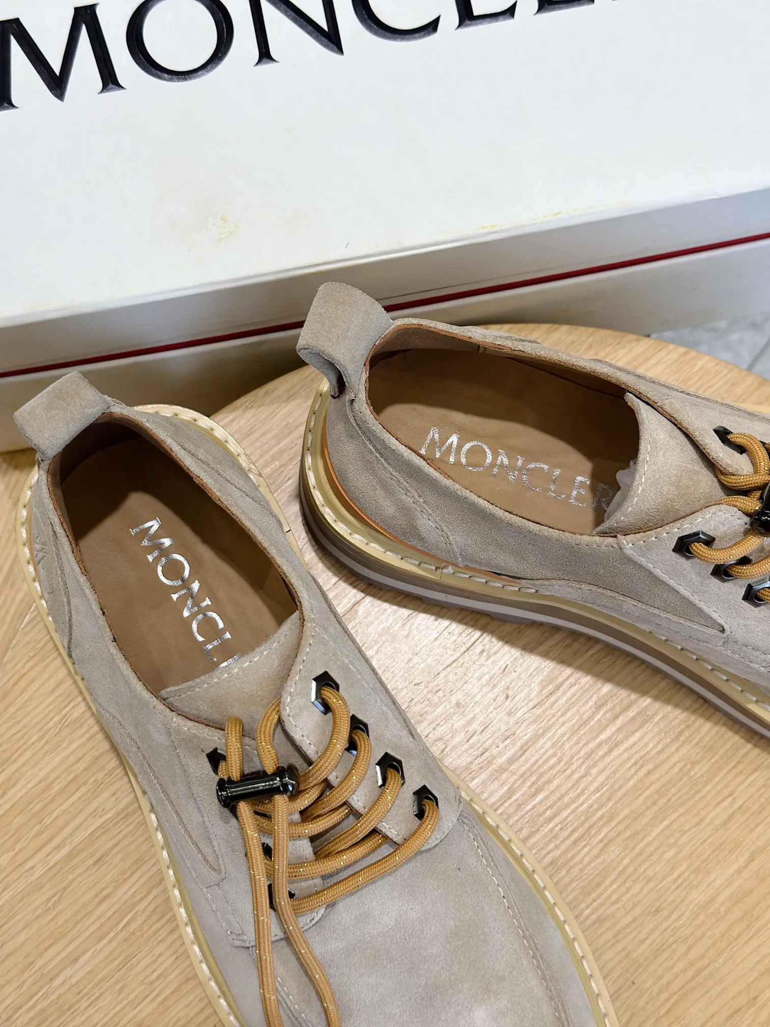 Moncler蒙口Peka City男士德比鞋 采用进口牛皮制成，可轻松演绎各种风格。这款德比鞋采用Vibran橡胶底面，令您在雨天湿滑的街道上亦步履从容。 牛皮内里(羊毛内里可以定做) Size :39-44(38.45定做) P410