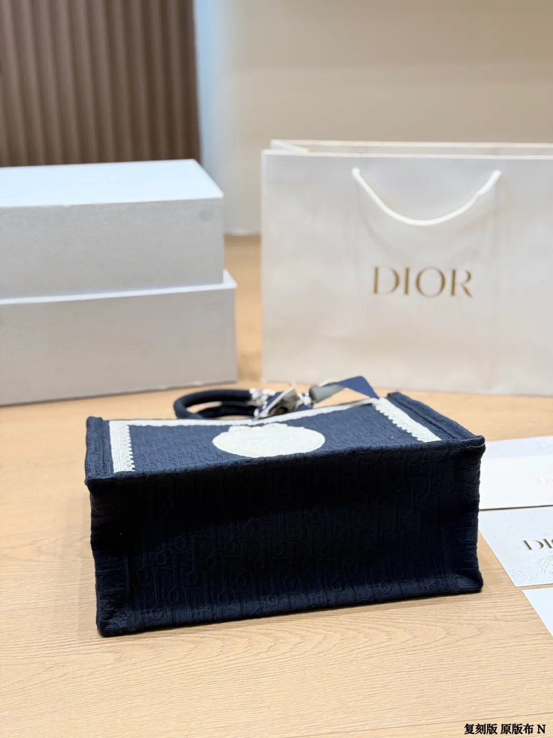 复刻版 原版布 p225 (配内胆) DIOR迪奥|Book tote购物袋 原版3D浮雕原版布 Dior 原版布提花 配内胆/丝巾/星星挂件 Dior book tote今年最喜欢的一款购物袋 tote我用的次数最多的包,因为容量超级大,不管什么东西都向里面放,当然凹造型也是必须有的,这款Dior老花是我最喜欢的颜色,柜台出了很多颜色及花型,最后挑了这个颜色 小号的精致有型 配折叠礼盒 尺寸 中号35cm