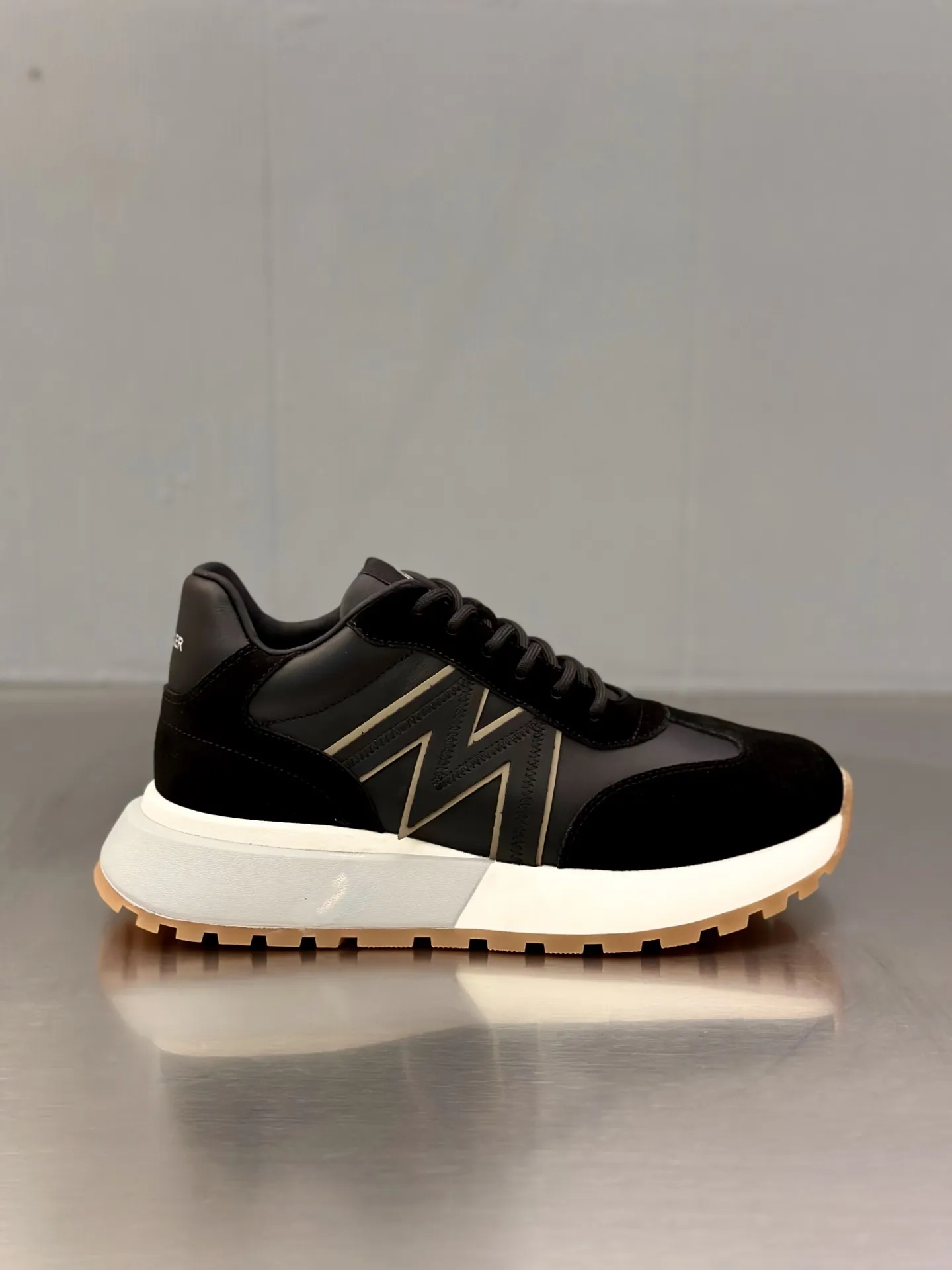 P370 Moncler蒙口 男鞋运动鞋,进口透气网面、氯丁橡胶 各种材质拼接打造，鞋面采用鞋带和橡胶嵌件设计，后跟Moncler标志，大底采用TPU+橡胶+高弹橡胶发泡组合成型，具有高弹性高耐磨性，提高舒适性，无论是鞋面还是颜色设计都值得入手！Size：39-44（38 45定做）