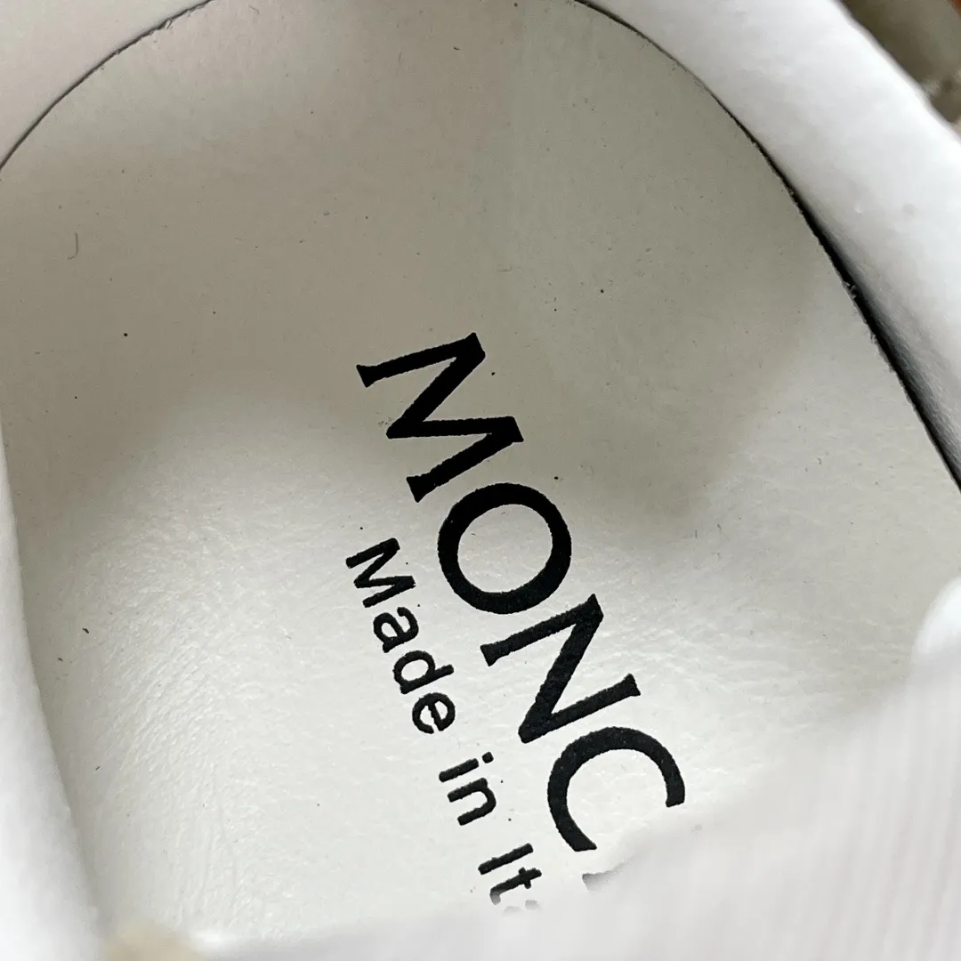 Moncler/蒙口 男士新款皮革se运动鞋 这款运动鞋采用绒面牛皮革和光滑小牛皮撞色拼接鞋面,侧面饰以“M”字形冲孔细节,鞋舌饰有经典徽标细节,低帮系带款式设计,轻巧灵活,彰显都市风格。搭配3.5CM轻盈EVA橡胶大底,柔软舒适防滑减震。织物具有内里,徽标牛皮垫脚,上脚舒适轻便透气!配全套原包装防尘袋! 尺码:39-40-41-42-43-44 标准皮鞋尺码(38/45可定做不能退换) 💰370