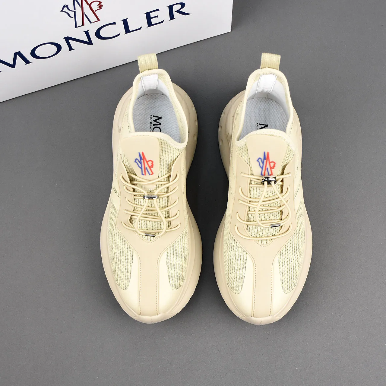 PP220👟👟👟 Moncler蒙口男士户外系带运动鞋，具有舒适防滑性能，专为户外跑步或都市漫步而设。兼备创新、功能性与图形细节于一体，从高山氛围汲取灵感，诠释潮流时尚。多种原版材料拼接而成，鞋面采用鞋带和橡胶嵌件设计，大底采发泡超轻大底，具有高弹性高耐磨性，提高舒适性！39-44(38 45定做)5️⃣色选