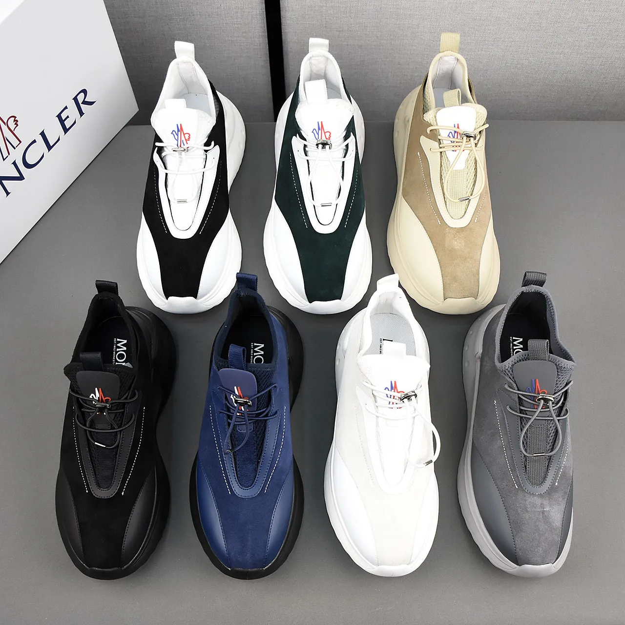 PP290👟👟👟 Moncler蒙口男士户外系带运动鞋，具有舒适防滑性能，专为户外跑步或都市漫步而设。兼备创新、功能性与图形细节于一体，从高山氛围汲取灵感，诠释潮流时尚。多种原版材料拼接而成，鞋面采用鞋带和橡胶嵌件设计，大底采发泡超轻大底，具有高弹性高耐磨性，提高舒适性！39-44(38和45定做)7️⃣色可选