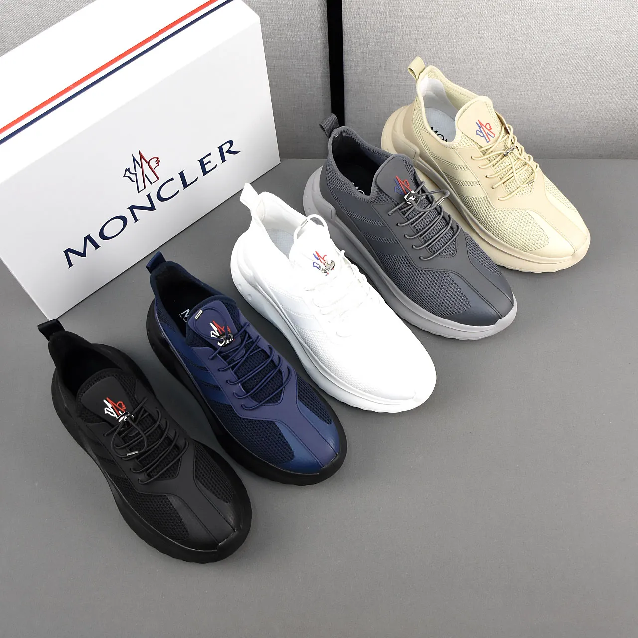 PP220👟👟👟 Moncler蒙口男士户外系带运动鞋,具有舒适防滑性能,专为户外跑步或都市漫步而设。兼备创新、功能性与图形细节于一体,从高山氛围汲取灵感,诠释潮流时尚。多种原版材料拼接而成,鞋面采用鞋带和橡胶嵌件设计,大底采发泡超轻大底,具有高弹性高耐磨性,提高舒适性!39-44(38 45定做)5️⃣色选