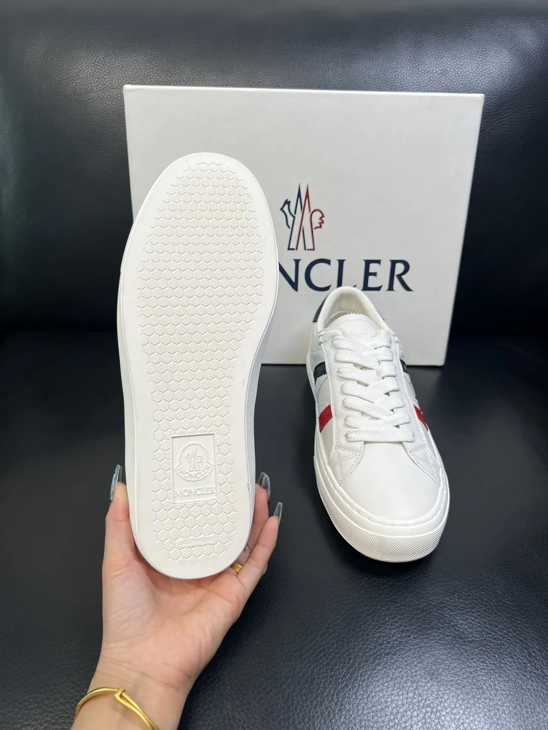 P 330 MONCLER 高品质 顶级工艺品 蒙口 新品专柜新款，原厂配置意大利进口牛皮搭配面料，高品质复杂拼接工艺，进口水染牛皮内里垫透气舒适 鞋底：原厂特供原版底超级舒适，原厂跟单，欢迎对比，码数 39-44（订做 38 45）