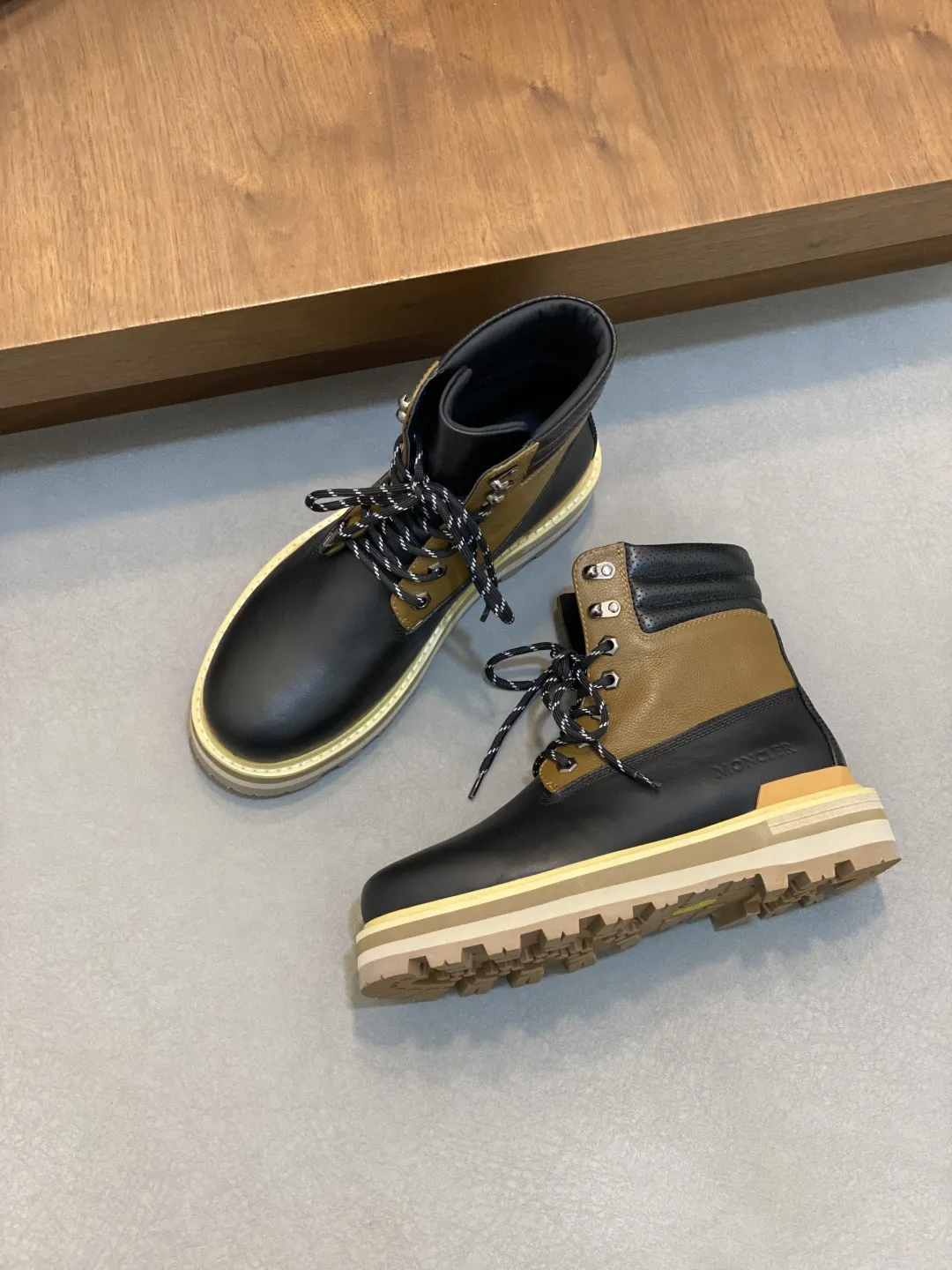 💰500 monc&mdash;蒙口 顶级原版男鞋高端品牌，新款上市，顶级奢侈品牌，最新時尚休闲高低帮，潮流百搭之款，轻松运动风，鞋面采用原版牛皮。原版牛皮内里【毛里订做】 加超精细做工。原版私模、个性时尚橡膠耐磨大底，上脚轻巧舒适。码数：39-44 。（38、45可定做）