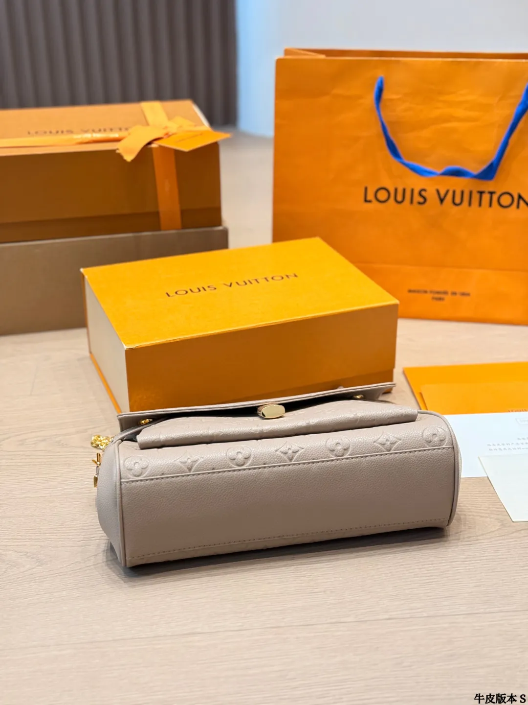 p240 路易威登 Pochette Metis拼色邮差包 艹LV Pochette Metis拼色邮差包,经典Monogram老花+浅灰拼色,复古又时髦!优质牛皮材质,金色五金+S-Lock锁扣,细节满分V,内部三层隔层,收纳超方便。肩带可拆卸调节,单肩、斜挎、手提都OK,通勤休闲都能搭!轻便耐用,时尚实用,LV热门款必入些 尺寸 30 20cm