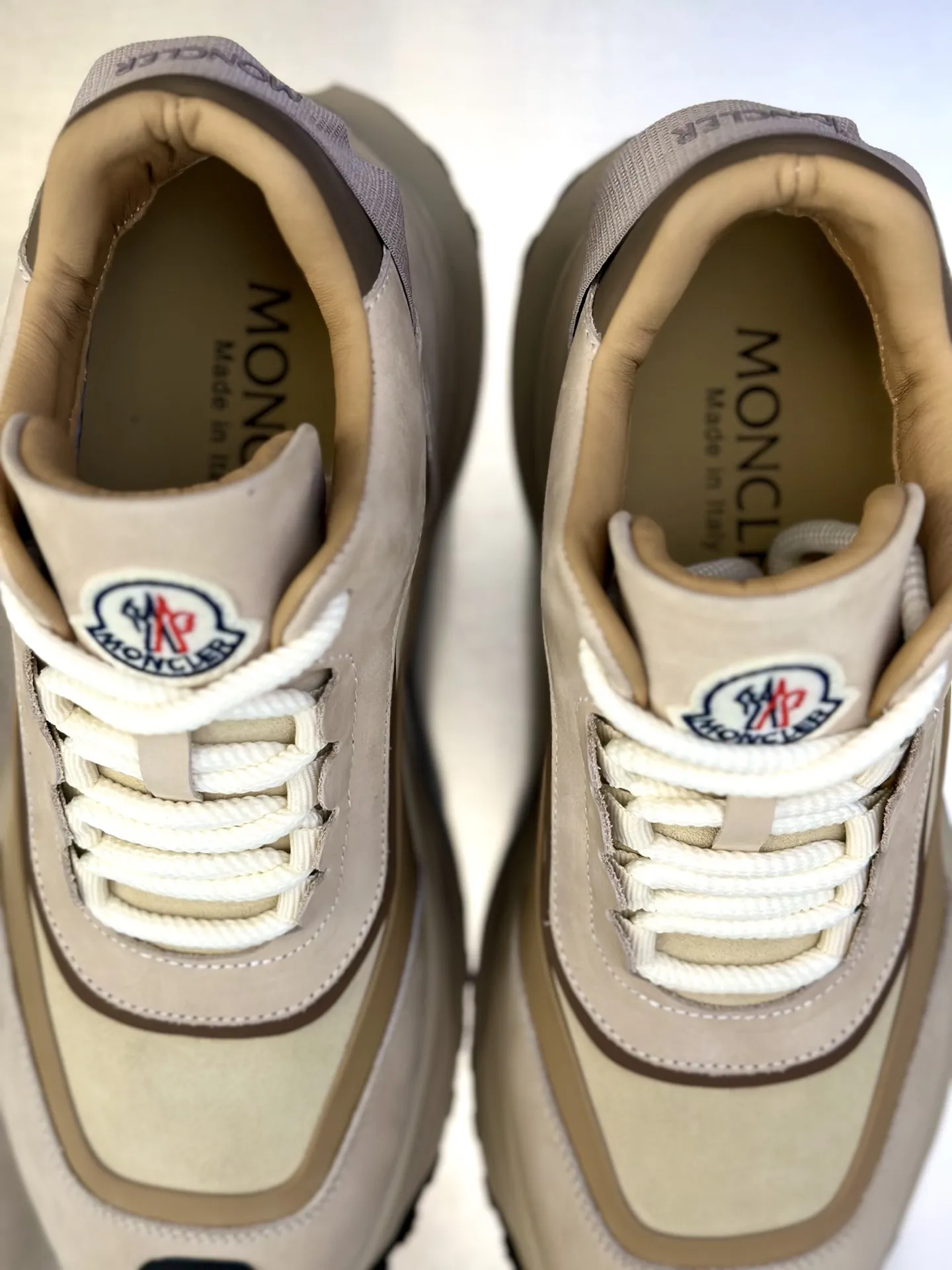 P410 Moncler蒙口 男鞋运动鞋,进口透气网面、氯丁橡胶 各种材质拼接打造，鞋面采用鞋带和橡胶嵌件设计，后跟Moncler标志，大底采用TPU+橡胶+高弹橡胶发泡组合成型，具有高弹性高耐磨性，提高舒适性，无论是鞋面还是颜色设计都值得入手！Size：39-44（38 45定做）