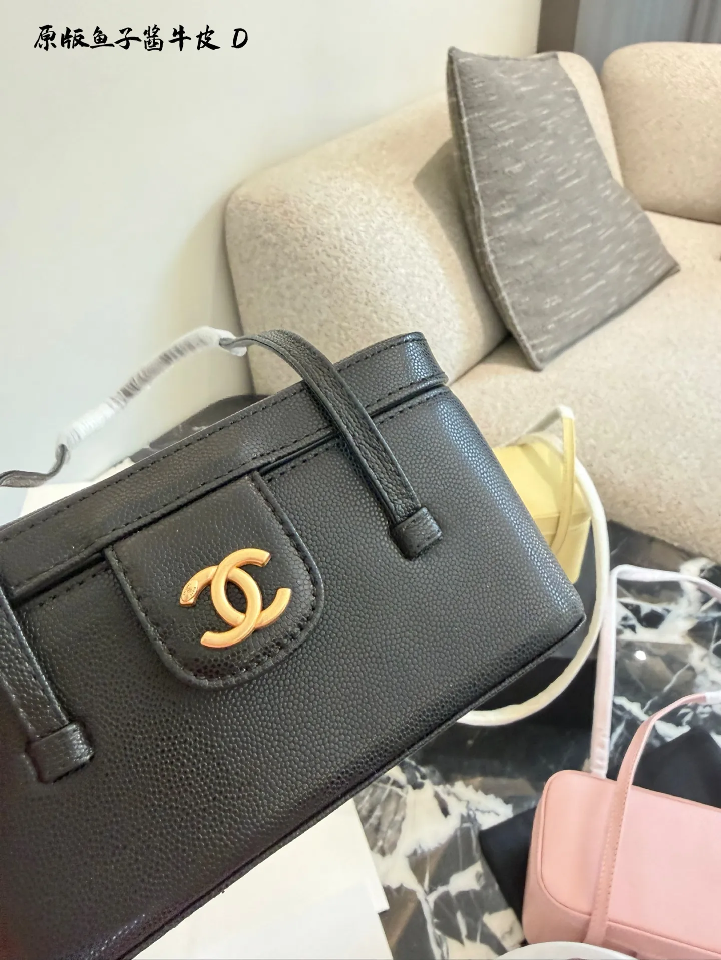 p250牛皮 香奈儿26P Preppy Coco盒子包​​ 🖤香奈儿26P Preppy Coco盒子包，黑色鱼子酱牛皮+金色双C扣，简约复古又超有质感✨。长肩带设计，手提、单肩、斜挎都OK，通勤or出街都很百搭！鱼子酱牛皮耐磨抗造，光泽感满分，实用又时髦，是26P系列超火的代表款，时髦精必入！