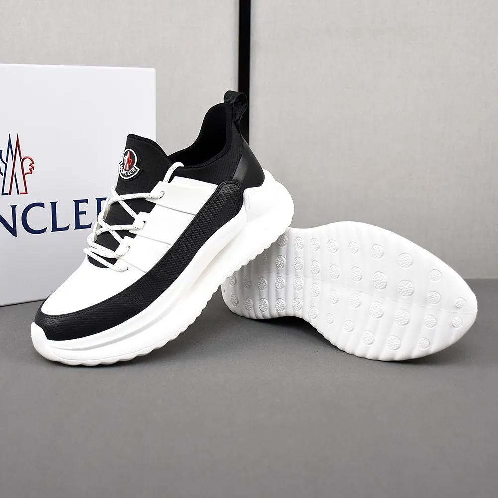 PP290👟👟👟 Moncler蒙口男士户外系带运动鞋，具有舒适防滑性能，专为户外跑步或都市漫步而设。兼备创新、功能性与图形细节于一体，从高山氛围汲取灵感，诠释潮流时尚。多种原版材料拼接而成，鞋面采用鞋带和橡胶嵌件设计，大底采发泡超轻大底，具有高弹性高耐磨性，提高舒适性！39-44(38和45定做)4色可选