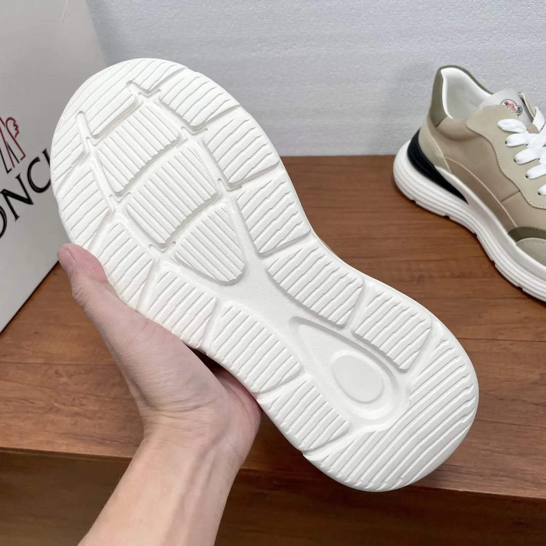 Moncler/蒙口 男士新款皮革se运动鞋 这款运动鞋采用绒面牛皮革和光滑小牛皮撞色拼接鞋面，侧面饰以&ldquo;M&rdquo;字形冲孔细节，鞋舌饰有经典徽标细节，低帮系带款式设计，轻巧灵活，彰显都市风格。搭配3.5CM轻盈EVA橡胶大底，柔软舒适防滑减震。织物具有内里，徽标牛皮垫脚，上脚舒适轻便透气！配全套原包装防尘袋！ 尺码：39-40-41-42-43-44 标准皮鞋尺码（38/45可定做不能退换） 💰370