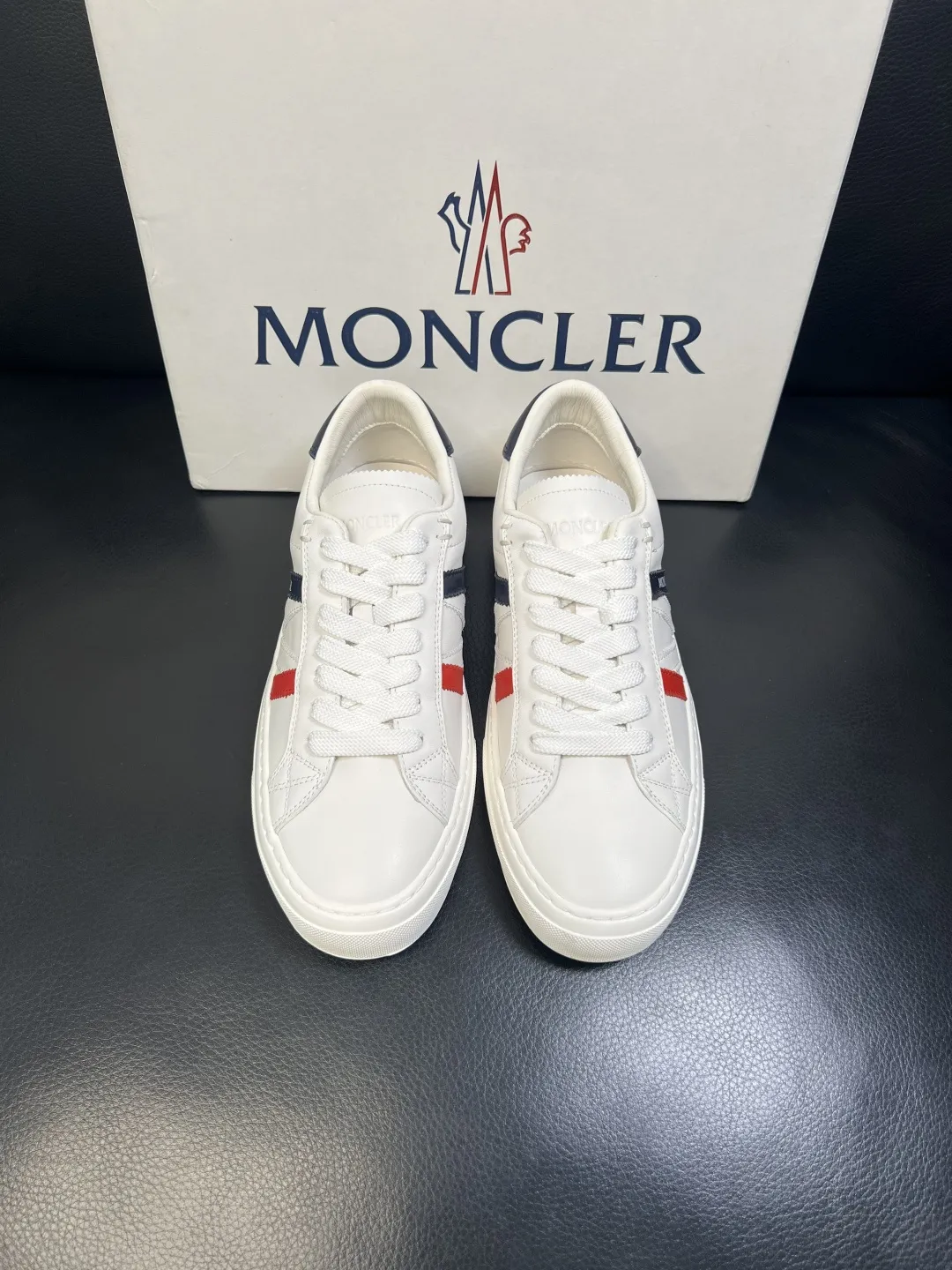 P 330 MONCLER 高品质 顶级工艺品 蒙口 新品专柜新款,原厂配置意大利进口牛皮搭配面料,高品质复杂拼接工艺,进口水染牛皮内里垫透气舒适 鞋底:原厂特供原版底超级舒适,原厂跟单,欢迎对比,码数 39-44(订做 38 45)