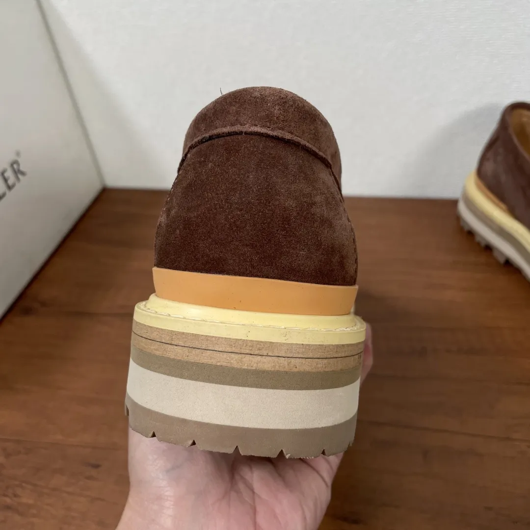 Moncler/蒙口 男士新款皮革厚底乐福鞋 这款乐福鞋选用小牛皮和反绒牛皮革打造,搭配EVA中底和轮胎纹橡胶外底,厚度达4cm,撷取新颖的现代方式重释传统便士乐福鞋,藉由研究、创新和风格表达,彰显别出心裁的厚底设计。同材质饰带饰以品牌专属徽标,鞋头盖配间面线卷边,搭配牛皮内里及烫银logo垫脚,尽显品牌格调,上脚舒适,增高有型,配全套原包装防尘袋! 尺码:39-40-41-42-43-44 皮鞋码(38/45可定做但不支持退换货) 💰410