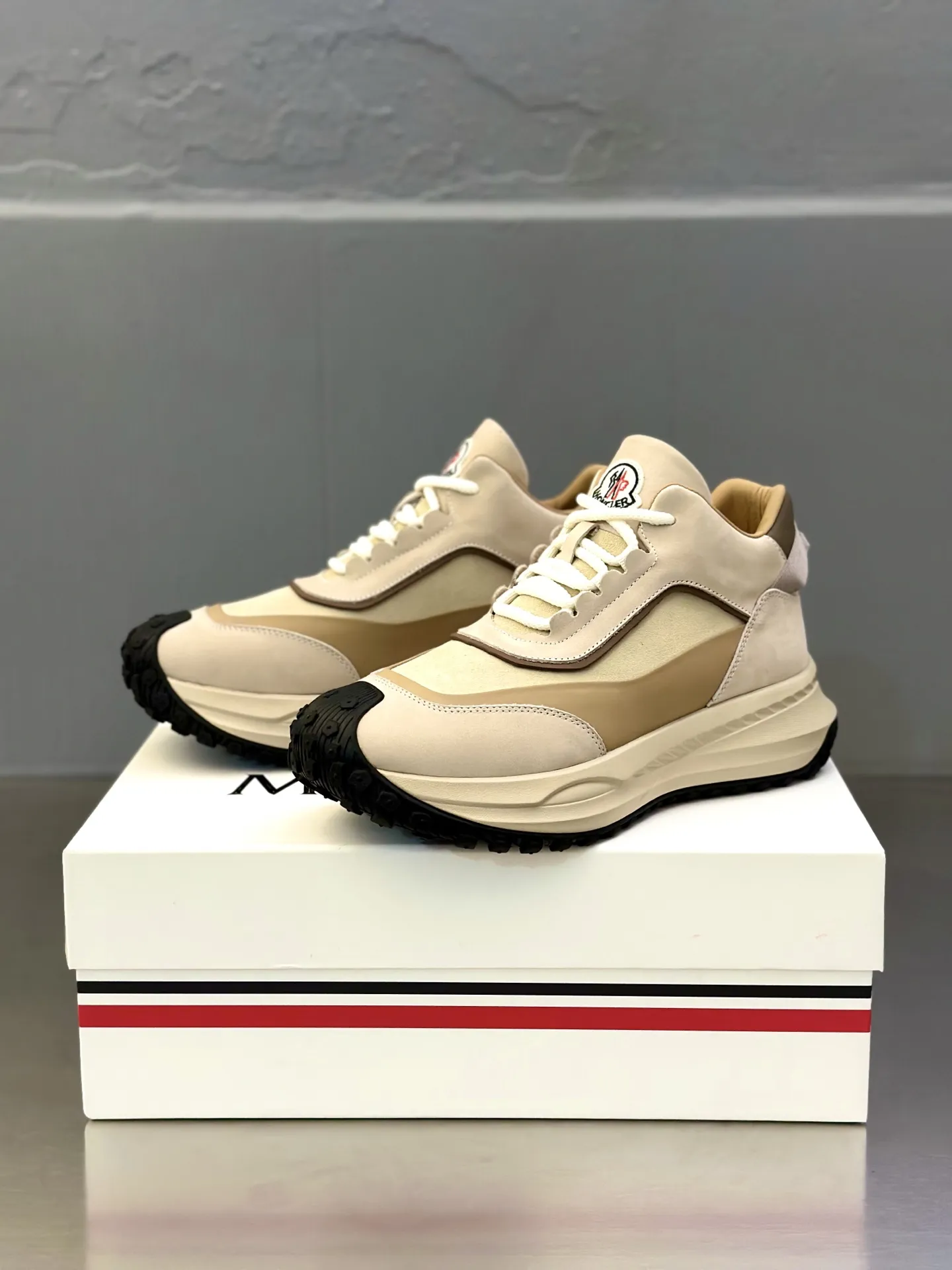 P410 Moncler蒙口 男鞋运动鞋,进口透气网面、氯丁橡胶 各种材质拼接打造，鞋面采用鞋带和橡胶嵌件设计，后跟Moncler标志，大底采用TPU+橡胶+高弹橡胶发泡组合成型，具有高弹性高耐磨性，提高舒适性，无论是鞋面还是颜色设计都值得入手！Size：39-44（38 45定做）