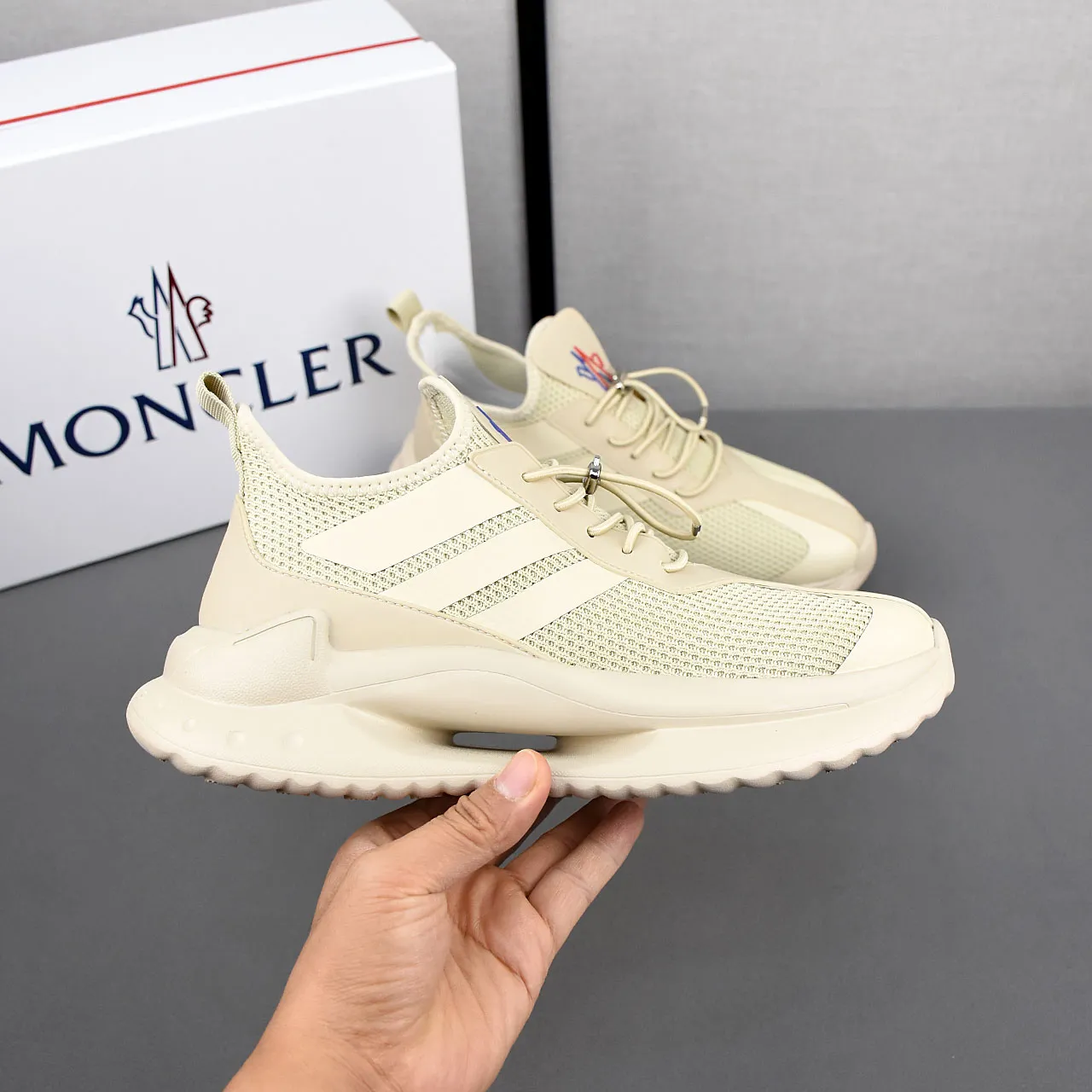 PP220👟👟👟 Moncler蒙口男士户外系带运动鞋,具有舒适防滑性能,专为户外跑步或都市漫步而设。兼备创新、功能性与图形细节于一体,从高山氛围汲取灵感,诠释潮流时尚。多种原版材料拼接而成,鞋面采用鞋带和橡胶嵌件设计,大底采发泡超轻大底,具有高弹性高耐磨性,提高舒适性!39-44(38 45定做)5️⃣色选