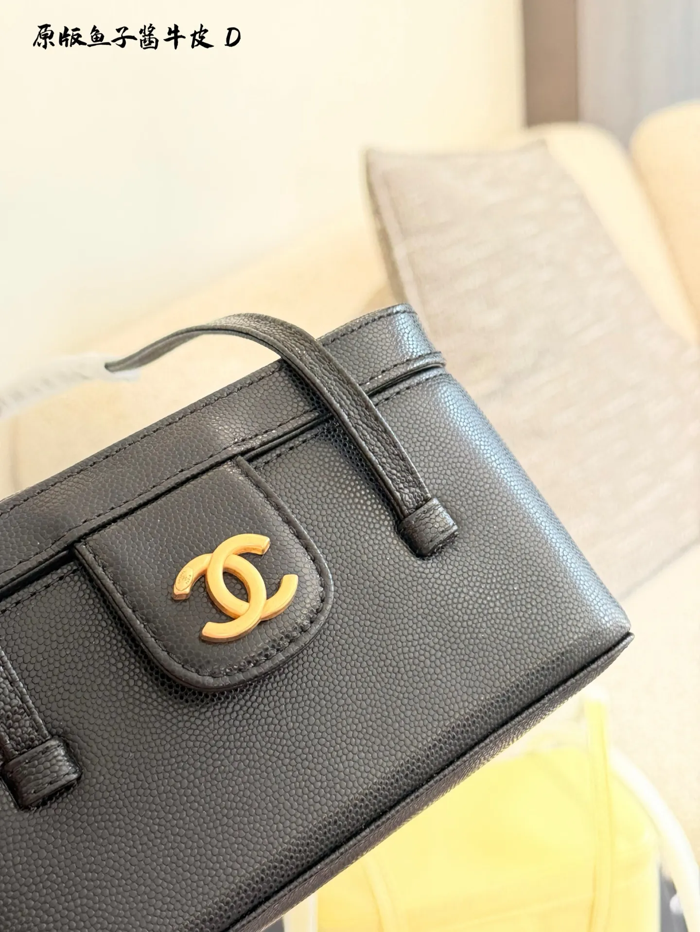 p250牛皮 香奈儿26P Preppy Coco盒子包​​ 🖤香奈儿26P Preppy Coco盒子包，黑色鱼子酱牛皮+金色双C扣，简约复古又超有质感✨。长肩带设计，手提、单肩、斜挎都OK，通勤or出街都很百搭！鱼子酱牛皮耐磨抗造，光泽感满分，实用又时髦，是26P系列超火的代表款，时髦精必入！