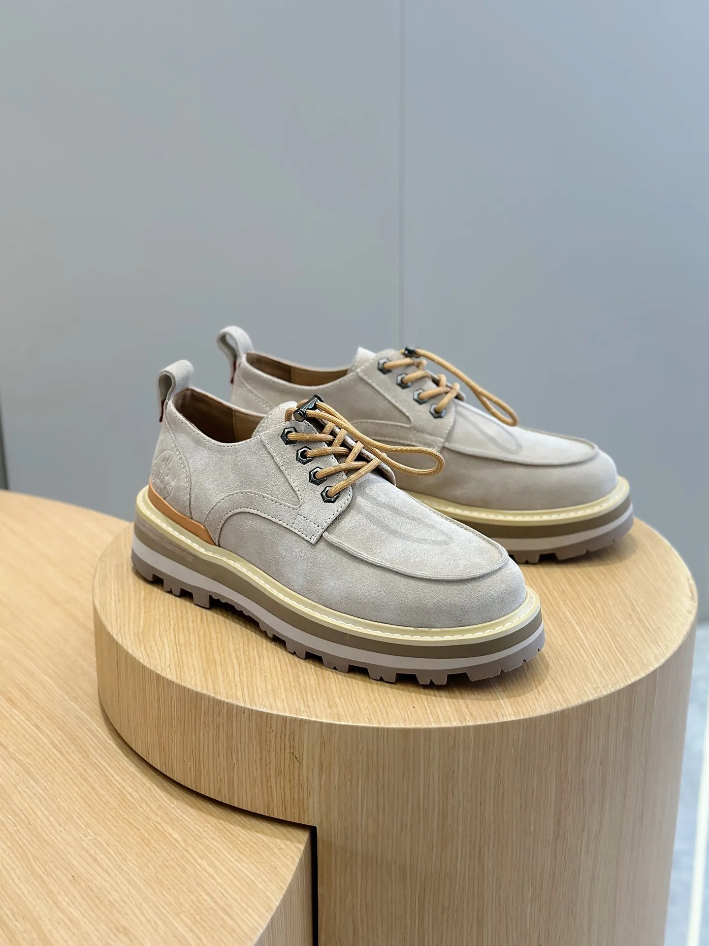 Moncler蒙口Peka City男士德比鞋 采用进口牛皮制成,可轻松演绎各种风格。这款德比鞋采用Vibran橡胶底面,令您在雨天湿滑的街道上亦步履从容。 牛皮内里(羊毛内里可以定做) Size :39-44(38.45定做) P410