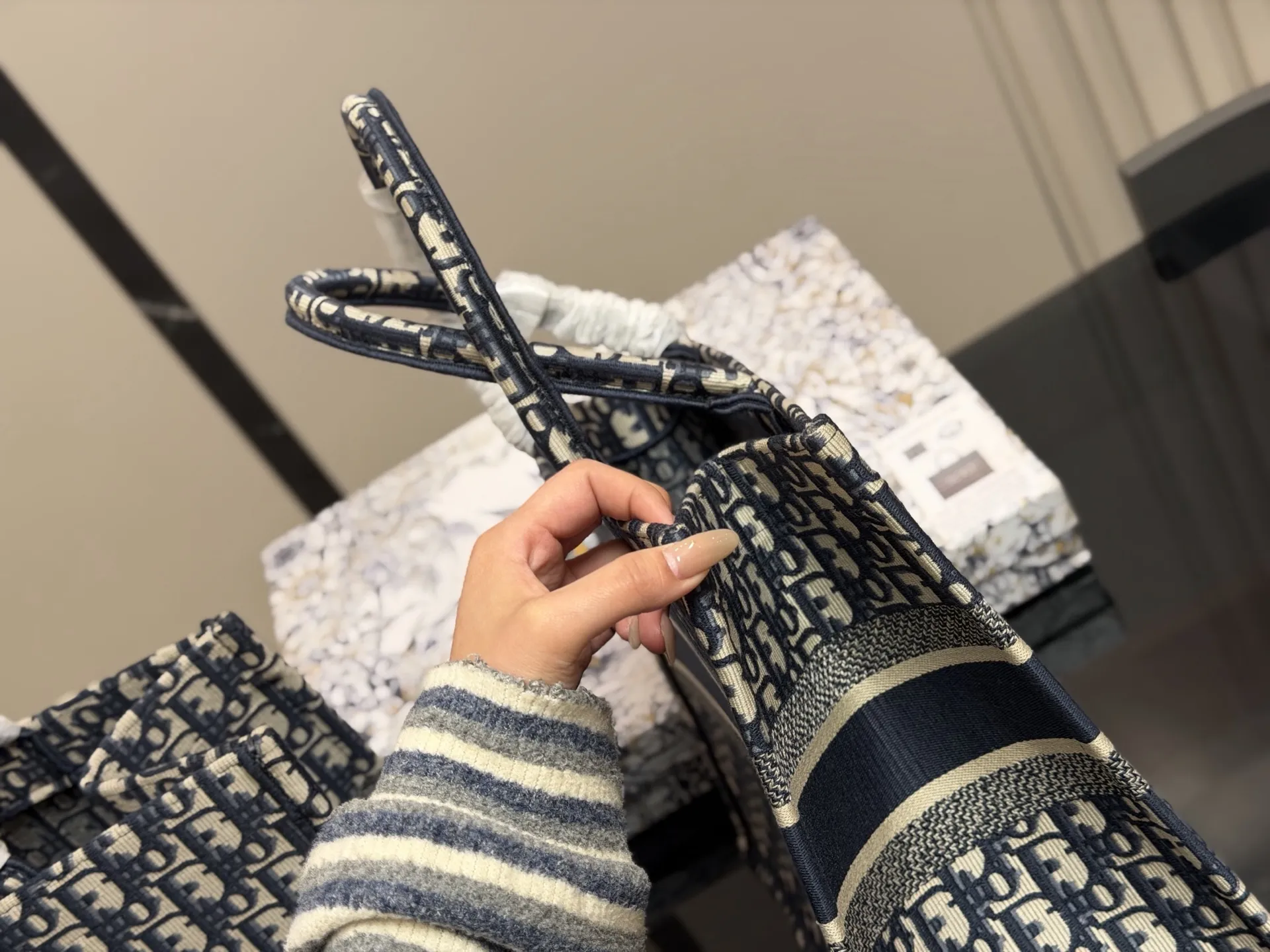 &yen;195 &yen;175 &yen;150 配盒丝巾 Dior 原版布提花 Dior book tote今年最喜欢的一款购物袋 tote我用的次数最多的包 迪奥因为容量超级大 不管什么东西都向里面放 当然凹造型也是必须有 尺寸大号42 cm 中号36cm 小号 26cm