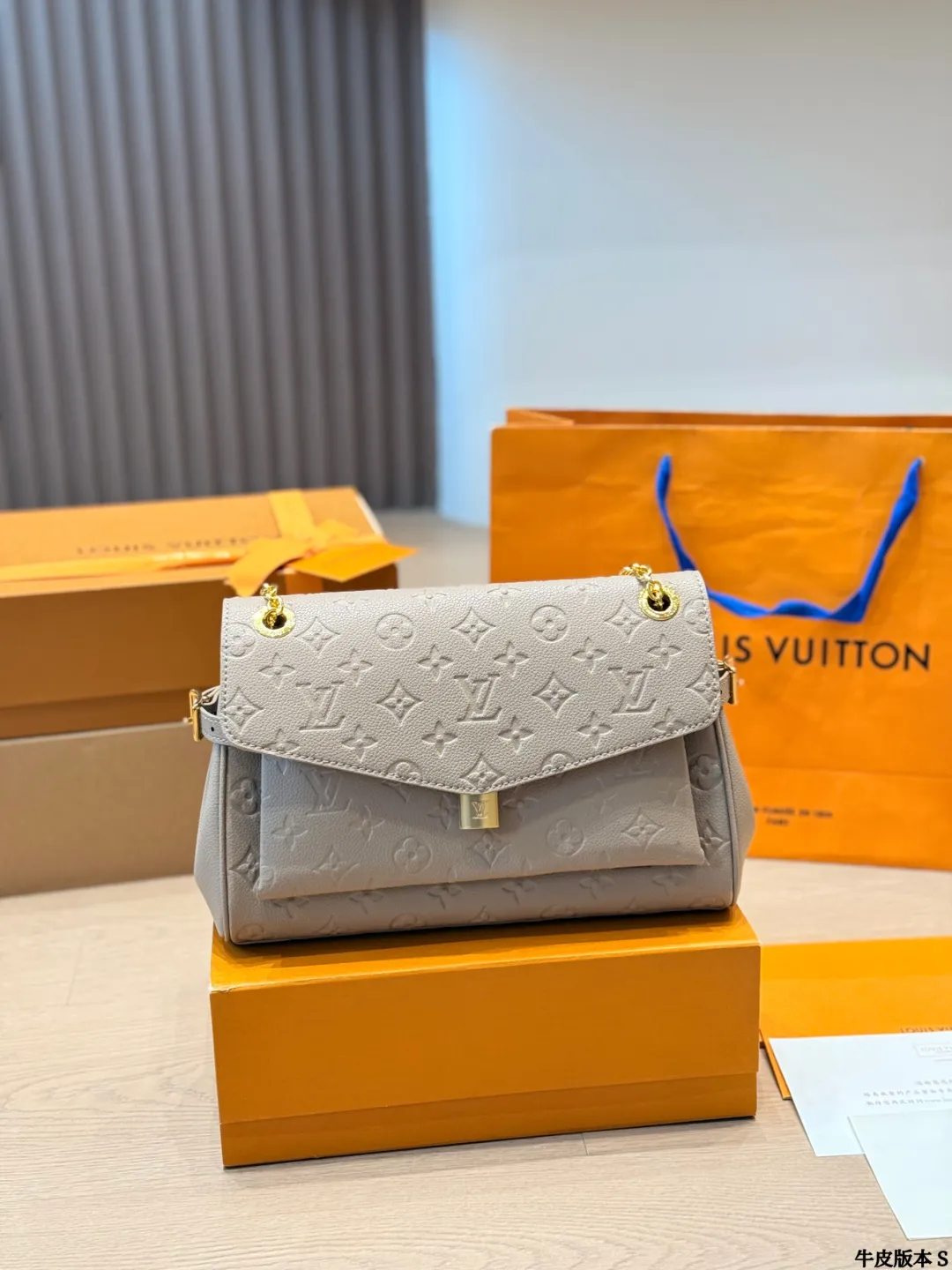 p240 路易威登 Pochette Metis拼色邮差包 艹LV Pochette Metis拼色邮差包，经典Monogram老花+浅灰拼色，复古又时髦！优质牛皮材质，金色五金+S-Lock锁扣，细节满分V，内部三层隔层，收纳超方便。肩带可拆卸调节，单肩、斜挎、手提都OK，通勤休闲都能搭！轻便耐用，时尚实用，LV热门款必入些 尺寸 30 20cm