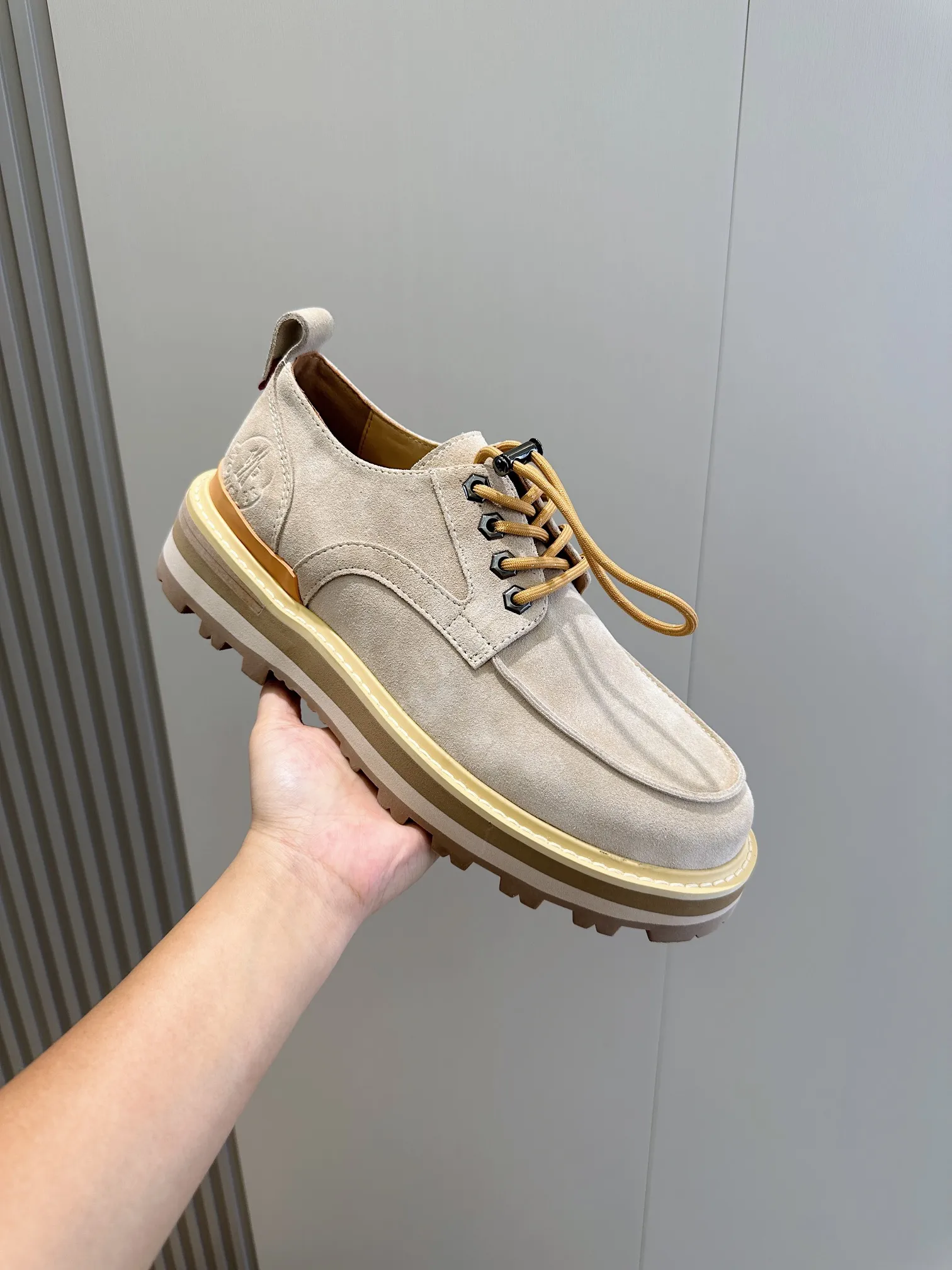 Moncler蒙口Peka City男士德比鞋 采用进口牛皮制成，可轻松演绎各种风格。这款德比鞋采用Vibran橡胶底面，令您在雨天湿滑的街道上亦步履从容。 牛皮内里(羊毛内里可以定做) Size :39-44(38.45定做) P410