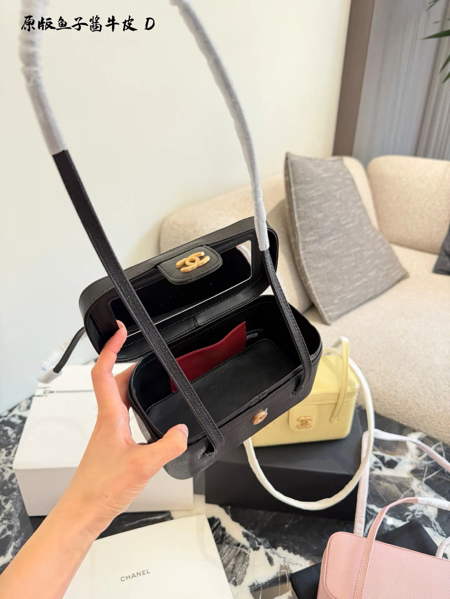 p250牛皮 香奈儿26P Preppy Coco盒子包 🖤香奈儿26P Preppy Coco盒子包,黑色鱼子酱牛皮+金色双C扣,简约复古又超有质感✨。长肩带设计,手提、单肩、斜挎都OK,通勤or出街都很百搭!鱼子酱牛皮耐磨抗造,光泽感满分,实用又时髦,是26P系列超火的代表款,时髦精必入!