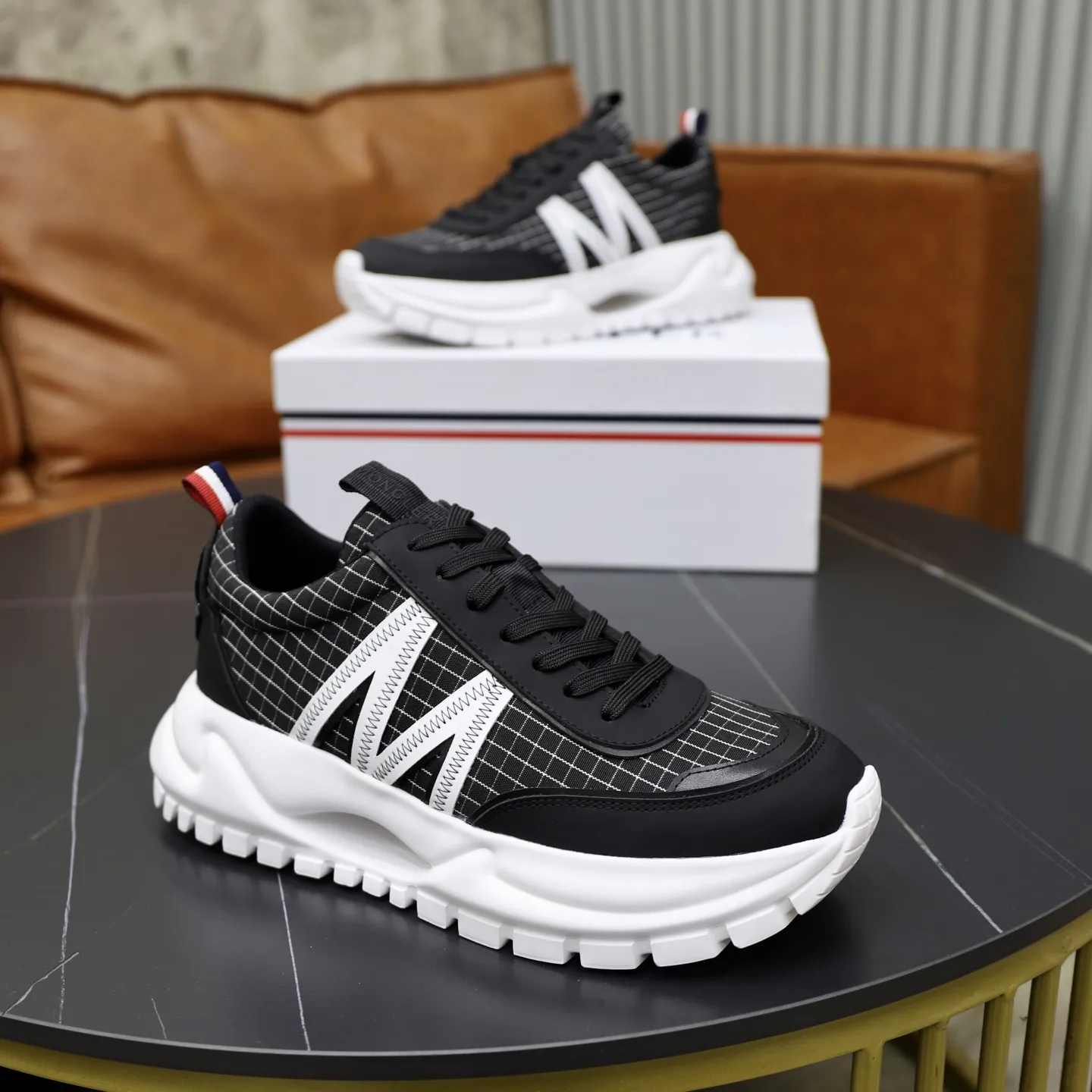 出厂价:221💰【MONCLER】盟可睐(蒙口) -鞋面:品牌布匹拼接皮料车 -内里:舒适透气 -大底:原版轻便柔软耐磨大底 -超高品控·做工精细:凸显(高端·贵气·档次) -Size :39-44(45可订做)