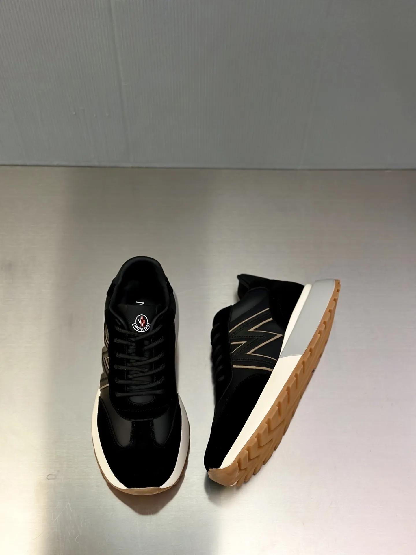 P370 Moncler蒙口 男鞋运动鞋,进口透气网面、氯丁橡胶 各种材质拼接打造，鞋面采用鞋带和橡胶嵌件设计，后跟Moncler标志，大底采用TPU+橡胶+高弹橡胶发泡组合成型，具有高弹性高耐磨性，提高舒适性，无论是鞋面还是颜色设计都值得入手！Size：39-44（38 45定做）