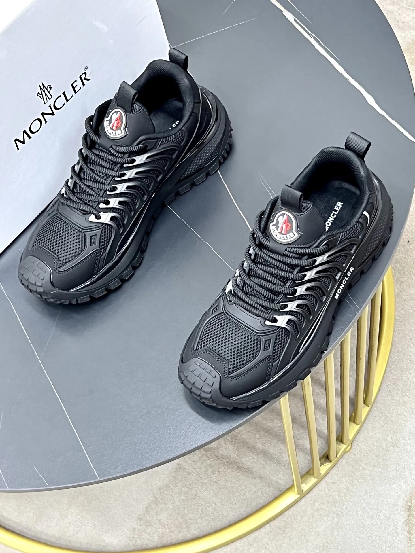 出厂价：220💰🙅&zwj;♂️🙅&zwj;♂️🙅&zwj;♂️ 品牌：蒙口 标准码：38-44（45订做） 等级：官网同款 材料：原厂皮料拼接 舒适透气内里 原厂耐磨大底 款式类别：男士时尚休闲鞋 跑步 运动鞋 尊贵奢侈品大牌元素 顶级奢华 颜色：实物图片色