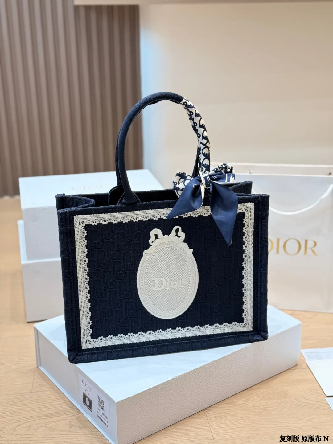 复刻版 原版布 p225 （配内胆） DIOR迪奥｜Book tote购物袋 原版3D浮雕原版布 Dior 原版布提花 配内胆/丝巾/星星挂件 Dior book tote今年最喜欢的一款购物袋 tote我用的次数最多的包，因为容量超级大，不管什么东西都向里面放，当然凹造型也是必须有的，这款Dior老花是我最喜欢的颜色，柜台出了很多颜色及花型，最后挑了这个颜色 小号的精致有型 配折叠礼盒 尺寸 中号35cm