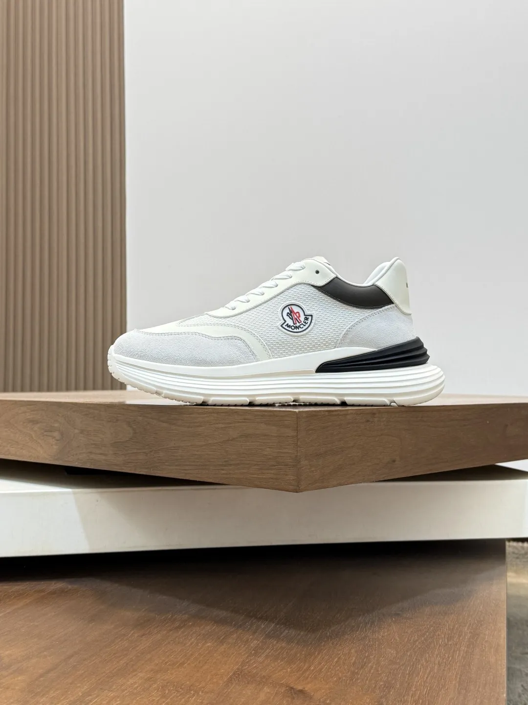 💰370 Moncler蒙口 男鞋运动鞋,进口透气网面、氯丁橡胶 各种材质拼接打造，鞋面采用鞋带和橡胶嵌件设计，后跟Moncler标志，大底采用TPU+橡胶+高弹橡胶发泡组合成型，具有高弹性高耐磨性，提高舒适性，无论是鞋面还是颜色设计都值得入手！Size：39-44（38 45定做）