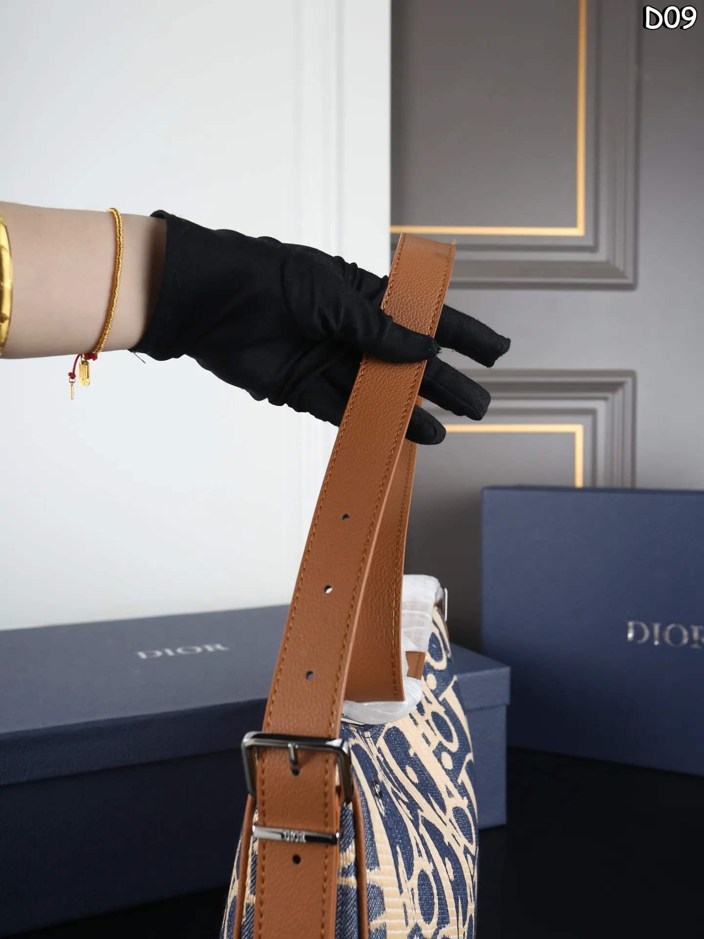 大P180 天地盖 小P175 天地盖 DIOR迪奥 饭盒包 单肩包斜挎包 超大容量，更是百搭 一年四季都好背 让你秒变时髦精 这只老花拉链包的质感太绝了被这只Slider拉链水饺包的细节狠狠拿捏! 每一处缝线都工整利落，五金光泽饱满，兼顾颜值与实用性，是通勤休闲都适配的高级款! 尺寸：42&times;28/32&times;20