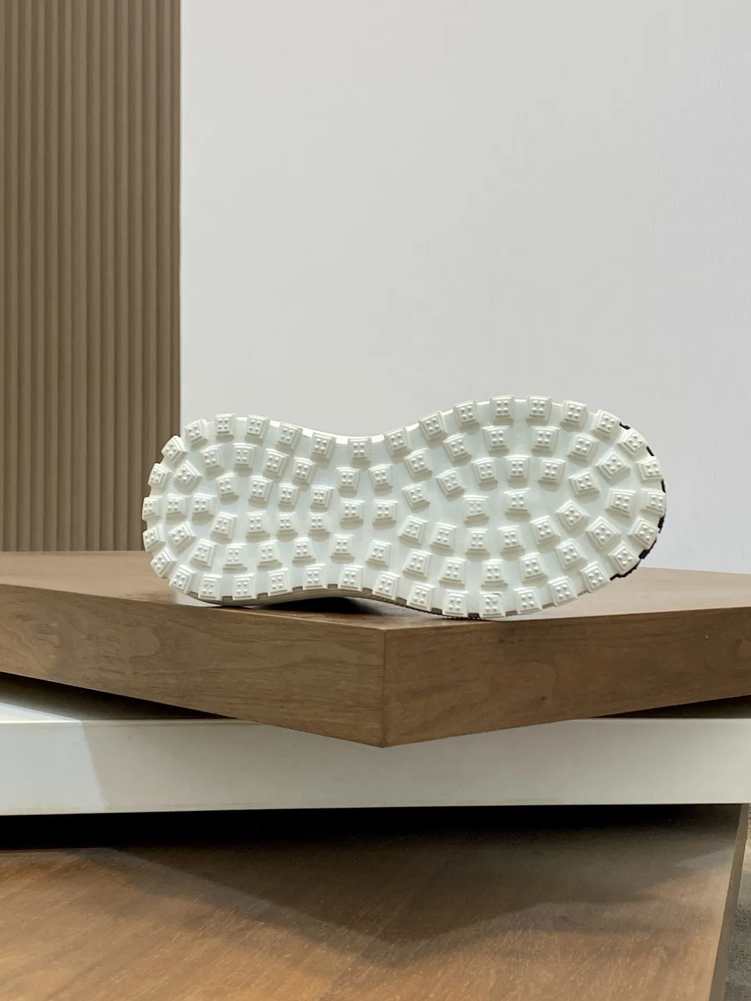 💰410 Moncler蒙口 男鞋运动鞋,进口透气网面、氯丁橡胶 各种材质拼接打造，鞋面采用鞋带和橡胶嵌件设计，后跟Moncler标志，大底采用TPU+橡胶+高弹橡胶发泡组合成型，具有高弹性高耐磨性，提高舒适性，无论是鞋面还是颜色设计都值得入手！Size：39-44（38 45定做）