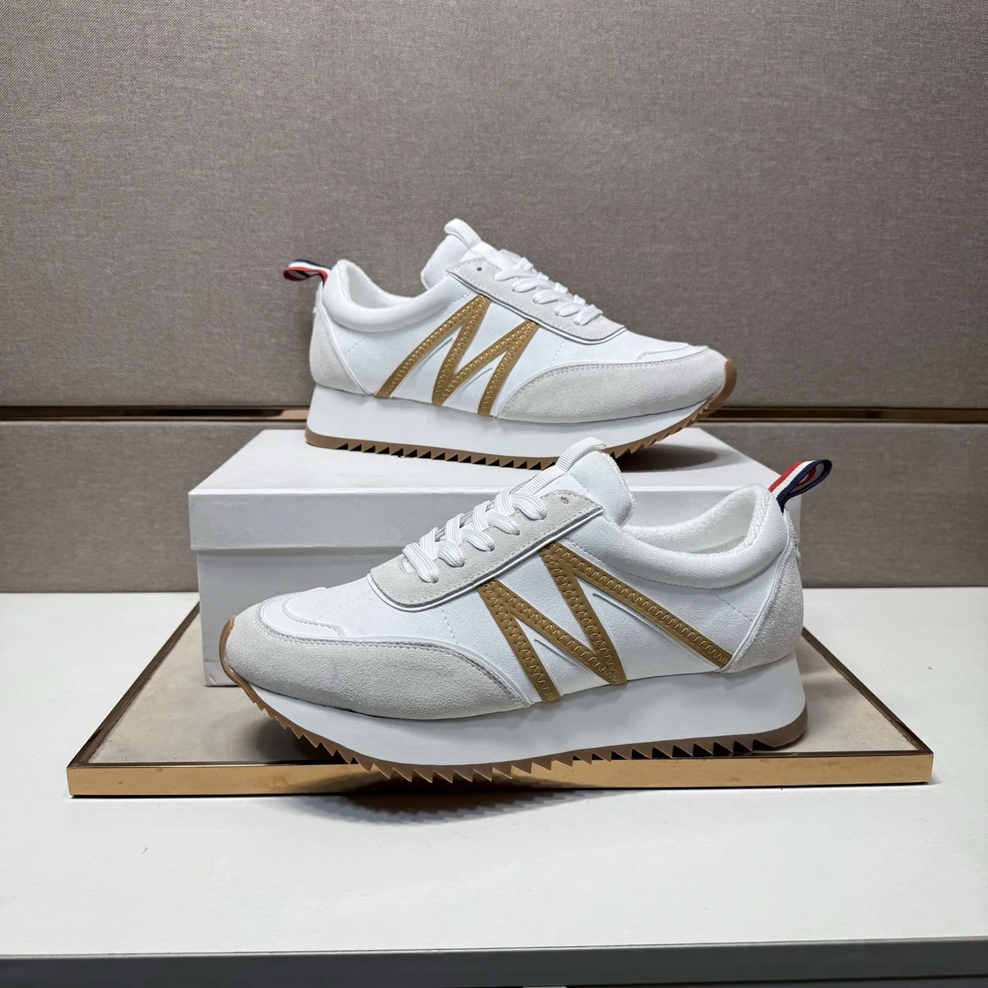 ⬛️出厂价p210【蒙口~】情侣装休闲鞋 2025z柜同步发售 🔶码数:38-44#️⃣ 🔷2个颜色🔜鞋面选用多材质拼接➕网布内里,舒适透气,鞋底:原版舒适耐磨大底,⚠️实物📱拍摄🎬实物更赞📢📢📢