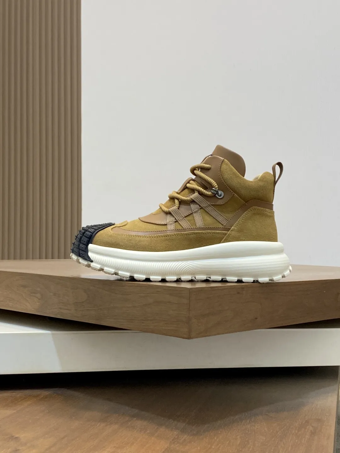 💰410 Moncler蒙口 男鞋运动鞋,进口透气网面、氯丁橡胶 各种材质拼接打造，鞋面采用鞋带和橡胶嵌件设计，后跟Moncler标志，大底采用TPU+橡胶+高弹橡胶发泡组合成型，具有高弹性高耐磨性，提高舒适性，无论是鞋面还是颜色设计都值得入手！Size：39-44（38 45定做）