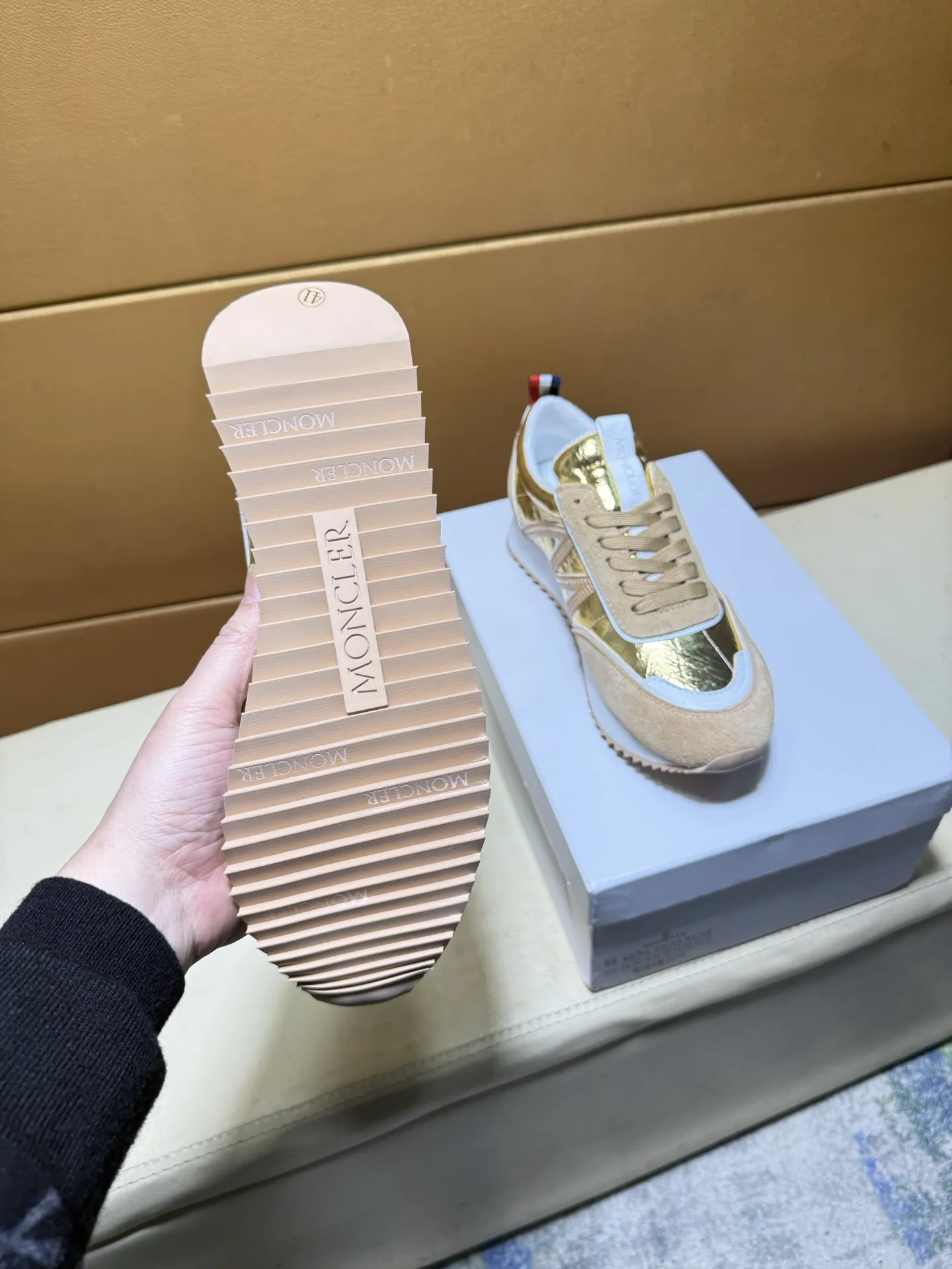 pp210💰👑👑.蒙口 原单品质.～ 独特现代风运动鞋。🏃休闲鞋潮男必备款😍😍 意大利进口原版品牌，进口原版皮，羊皮垫脚（拒绝脱色磨脚）鞋底：原厂特供原版底，法国懒人风格设计 ⚠️贴脚 在贴原单品质 超舒服原版底 。就好像实物拍摄🎬实物更赞 ，高品质板鞋，男鞋码数：36-46