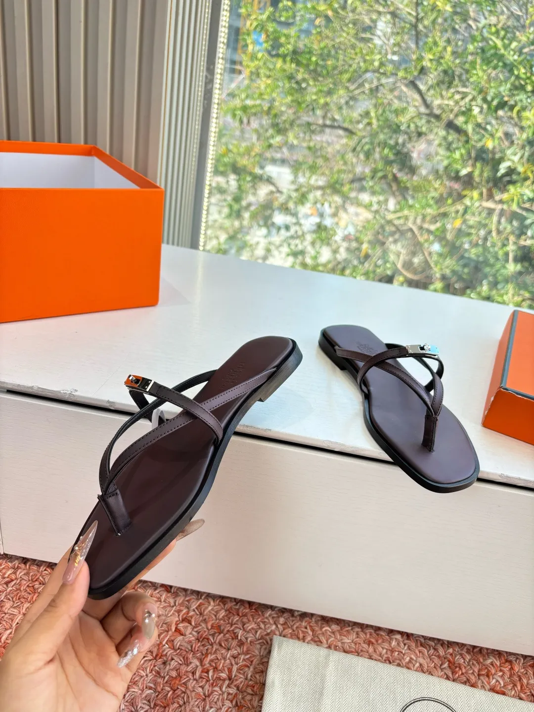 出厂价290💰G203所见即所得HERMES爱马仕男士拖鞋凉鞋 2026最新款人字扣夹脚二舅拖鞋真皮注塑鞋底经典款踩云脚感，光脚或者搭配个袜子穿，都时髦的不行哦超可爱 夏天真的太需要百搭拖鞋了，怎么搭配都好看，随意且高级的感觉舒适度也很棒，搭配各种彩色袜子，潮爆了 超好看百搭🔥 鞋面：进口牛皮 内里：牛皮 大底：真皮中底组合鞋底 码数：35～41(40.41定制不退不换)