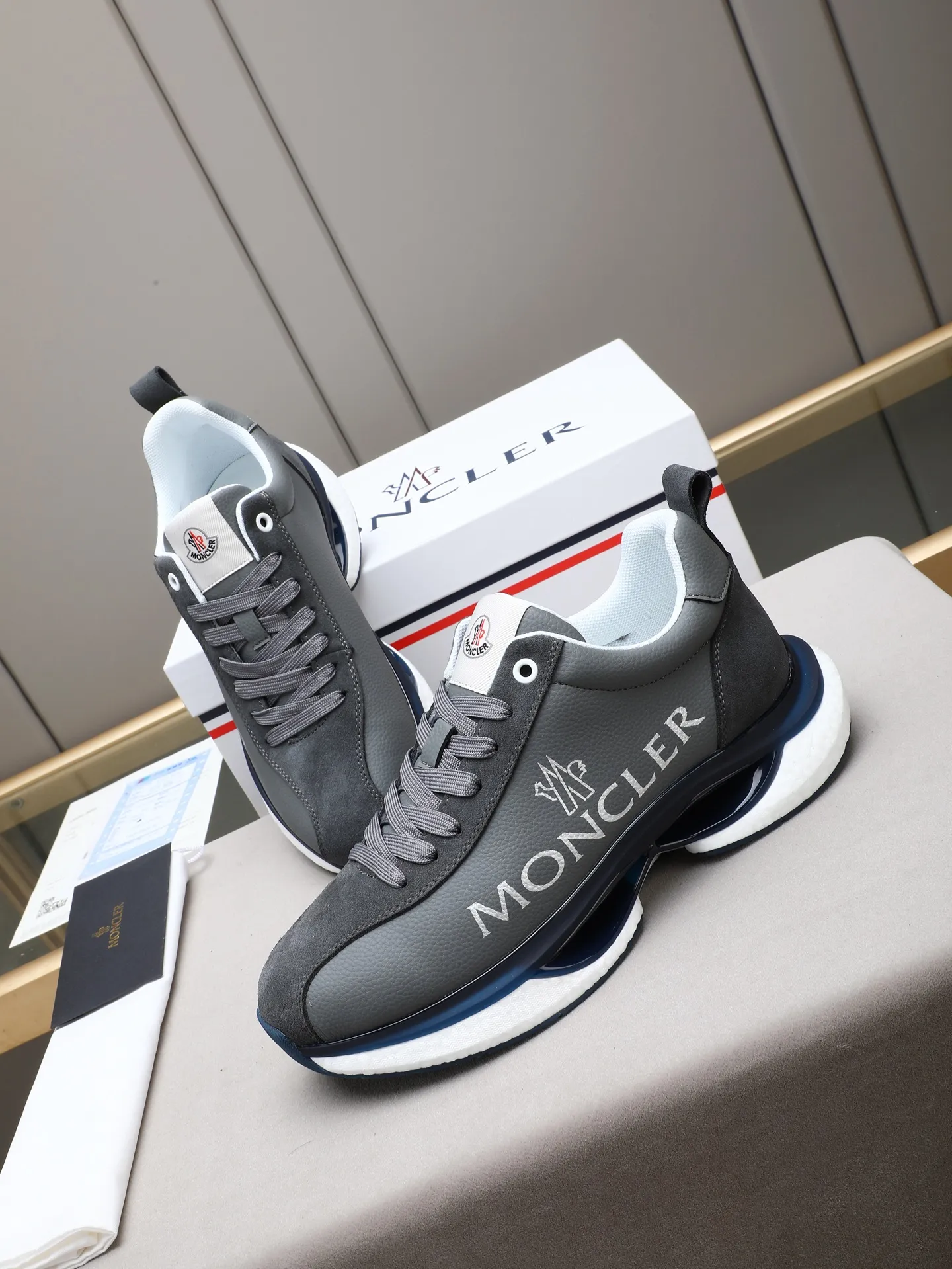 PP220 Moncler/蒙口男士休闲运动鞋,具有舒适防滑性能,采用牛皮➕➕透气网里!兼备创新、功能性与图形细节于一体,诠释潮流时尚。大底高弹橡胶发泡组合成型,具有高弹性高耐磨性,提高舒适性!Size:38-44(45定制)