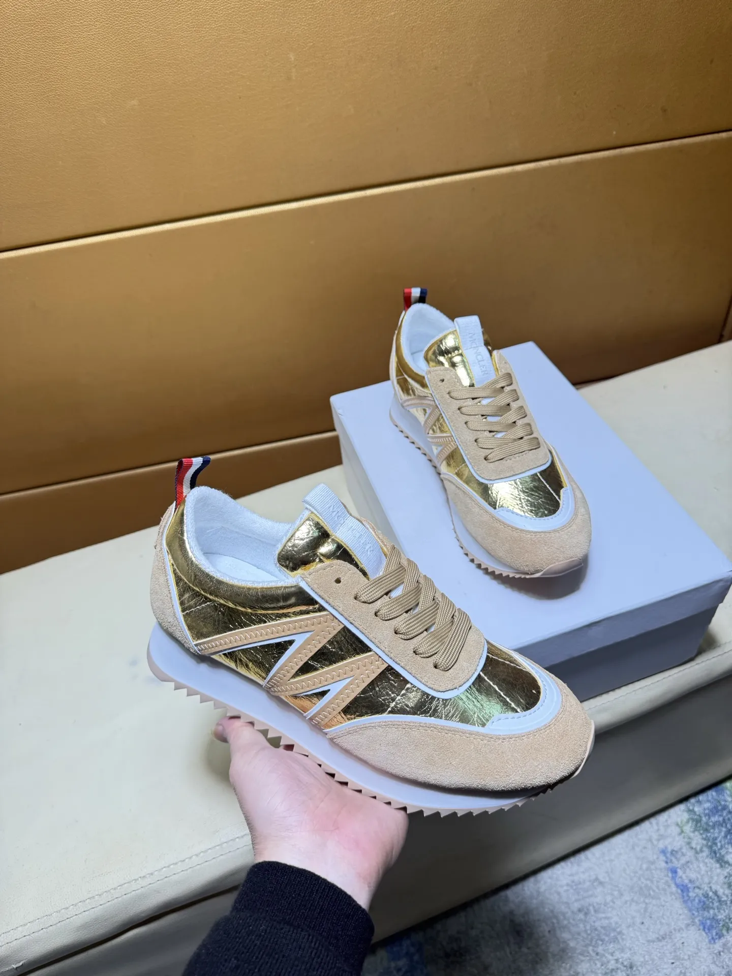 pp210💰👑👑.蒙口 原单品质.~ 独特现代风运动鞋。🏃休闲鞋潮男必备款😍😍 意大利进口原版品牌,进口原版皮,羊皮垫脚(拒绝脱色磨脚)鞋底:原厂特供原版底,法国懒人风格设计 ⚠️贴脚 在贴原单品质 超舒服原版底 。就好像实物拍摄🎬实物更赞 ,高品质板鞋,男鞋码数:36-46