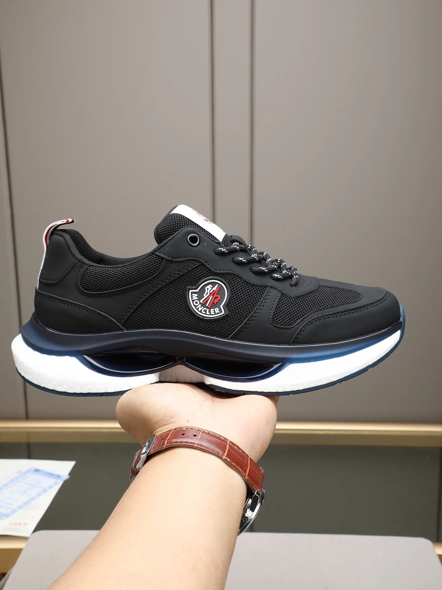 PP220 Moncler/蒙口男士休闲运动鞋,具有舒适防滑性能,采用牛皮➕➕透气网里!兼备创新、功能性与图形细节于一体,诠释潮流时尚。大底高弹橡胶发泡组合成型,具有高弹性高耐磨性,提高舒适性!Size:38-44(45定制)