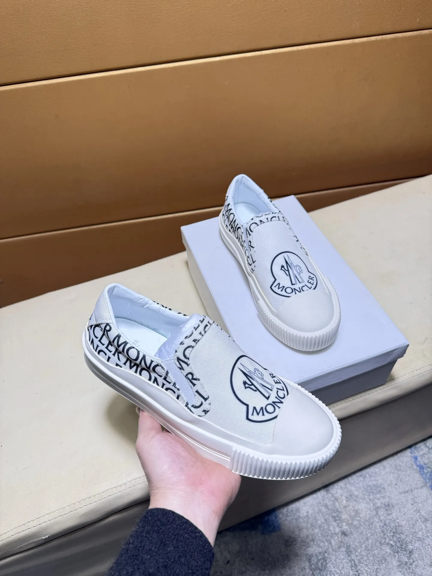 pp210💰👑👑蒙口 原单品质.~ 独特现代风运动鞋。🏃休闲鞋潮男必备款😍😍 意大利进口原版品牌,进口原版皮,羊里(拒绝脱色磨脚)鞋底:原厂特供原版底,法国懒人风格设计 ⚠️贴脚 在贴原单品质 超舒服原版底 。就好像实物拍摄🎬实物更赞 ,高品质板鞋 男鞋码数:38-46